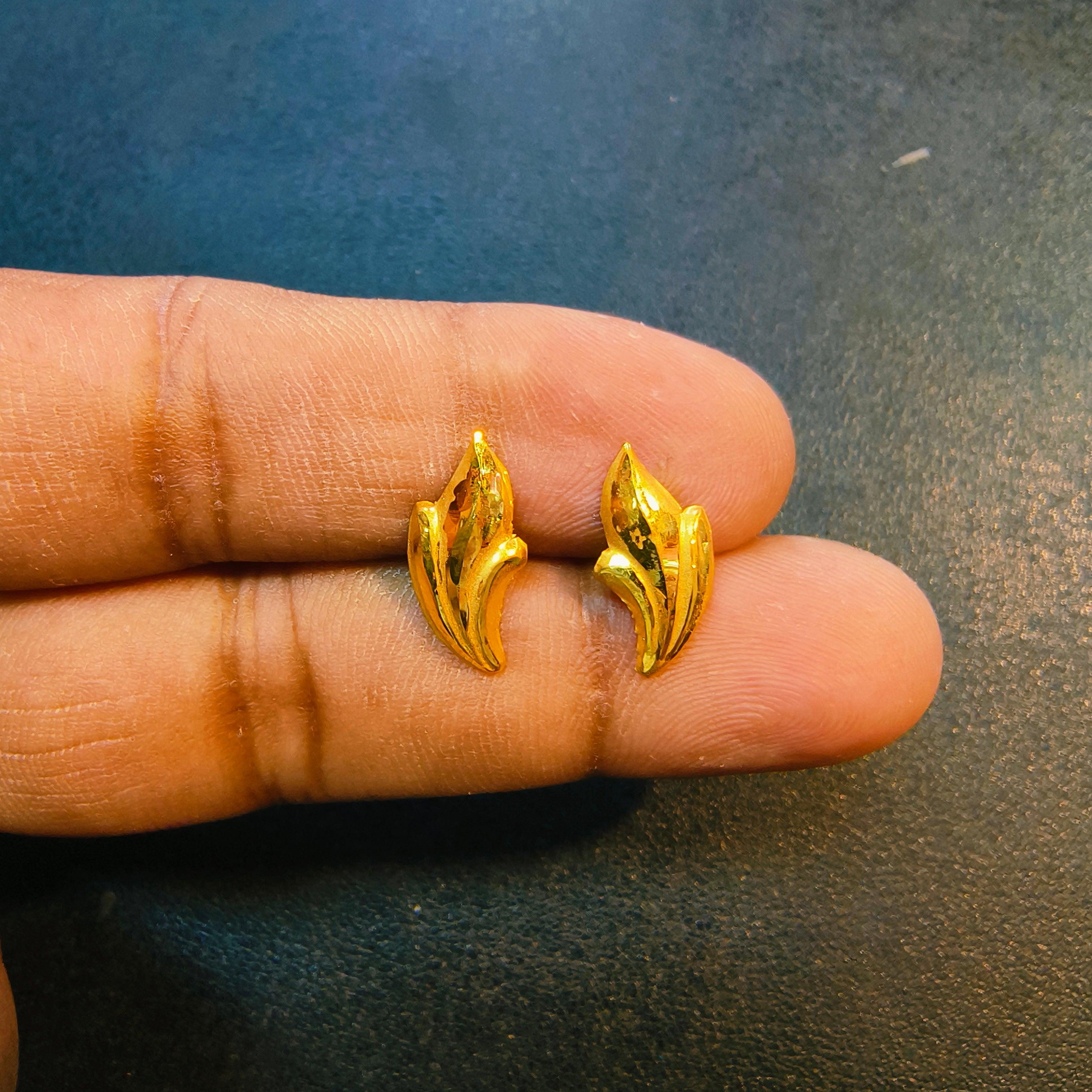 (GSE50) (50 TONCH) KDM GOLD EAR TOPS FOR GIFT PURPOSE IN MARRIAGE AND ANNIVERSARY 1 PAIR APPROX WGT: 0.260 GM