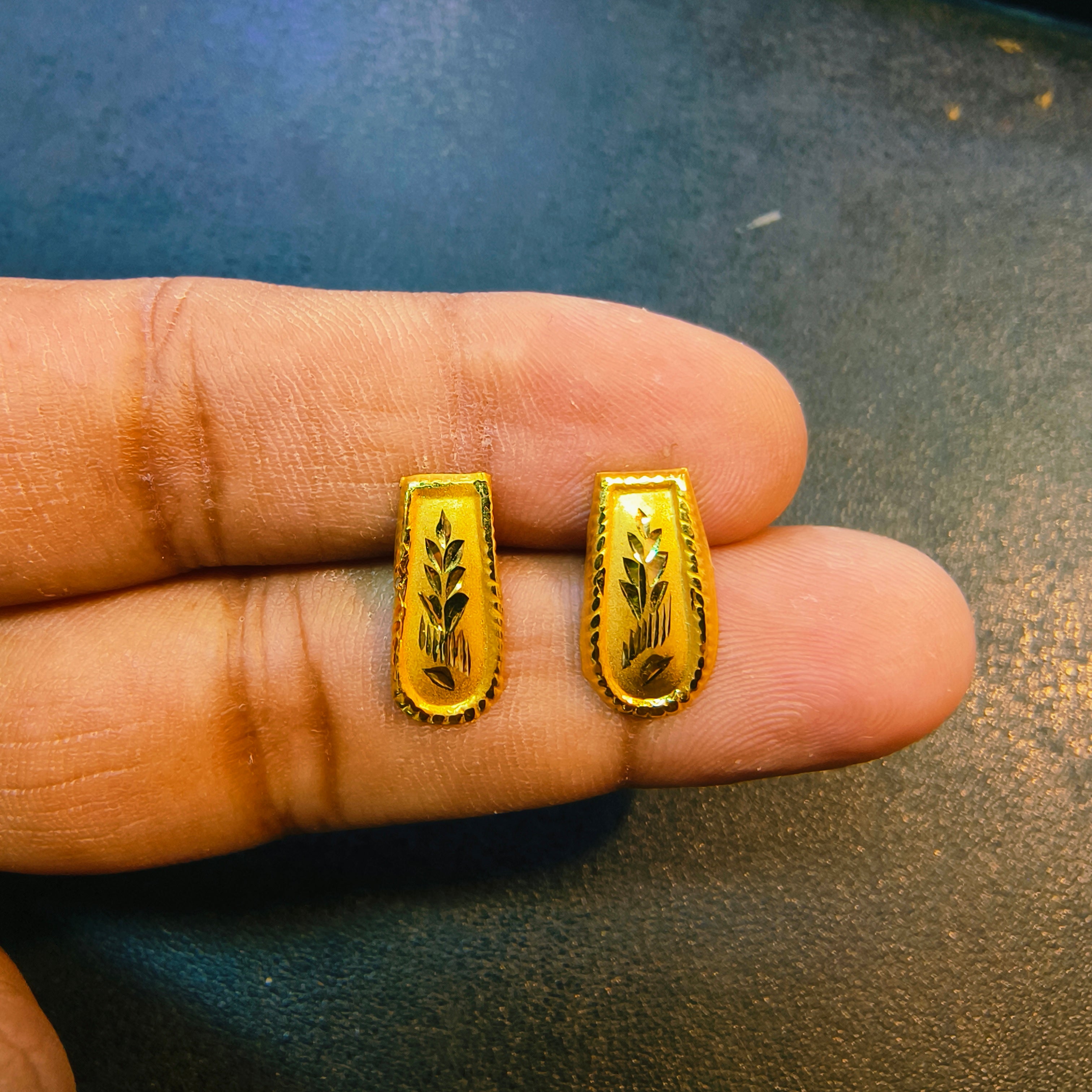 (GSE50) (50 TONCH) KDM GOLD EAR TOPS FOR GIFT PURPOSE IN MARRIAGE AND ANNIVERSARY 1 PAIR APPROX WGT: 0.340 GM