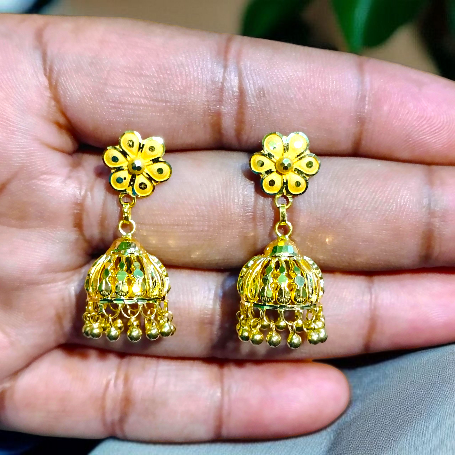 (GER22) BIS CERTIFIED WGT: 4.190 GM APPROX HUID HALLMARK 916 22KT GOLD JHUMKA EARRINGS 1 PAIR FOR WOMEN.