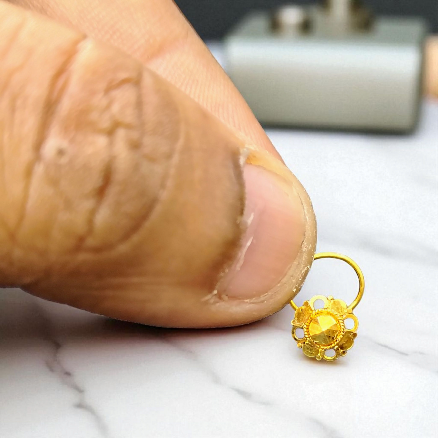 RAJLAXMI WGT: 0.180 GM APPROX HUID HALLMARK 22KT GOLD NOSEPIN 1 PIECE FOR WOMEN.