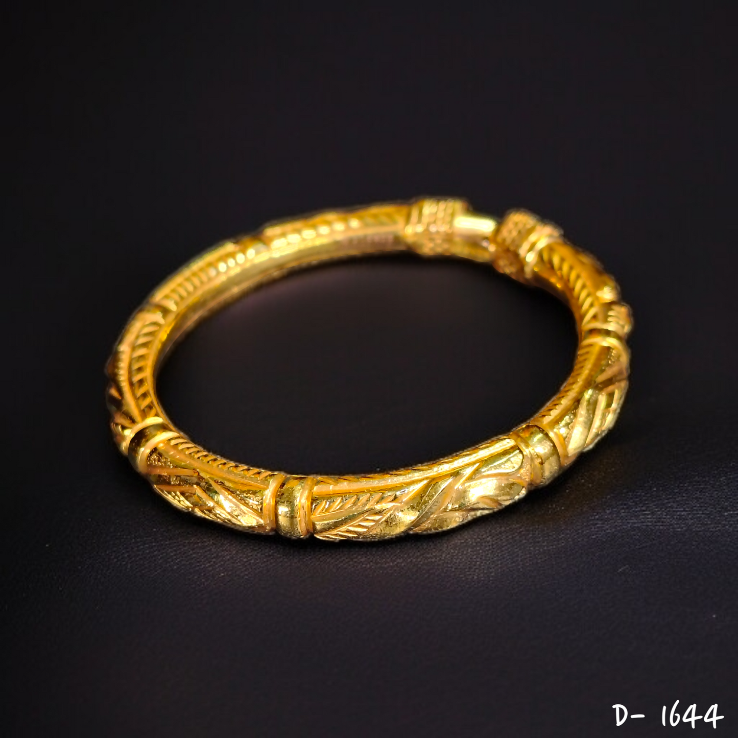 TRJ (SIZE: 26) HALLMARK 22KT GOLD COVERING BALA 1 PIECE APPROX WGT: 3.300 GM WITH XRF BARCODE PURITY CARD FOR WOMEN - (BILL & CARD MANDATORY- FOR EXCHANGE LIFETIME IN STORE ONLY).