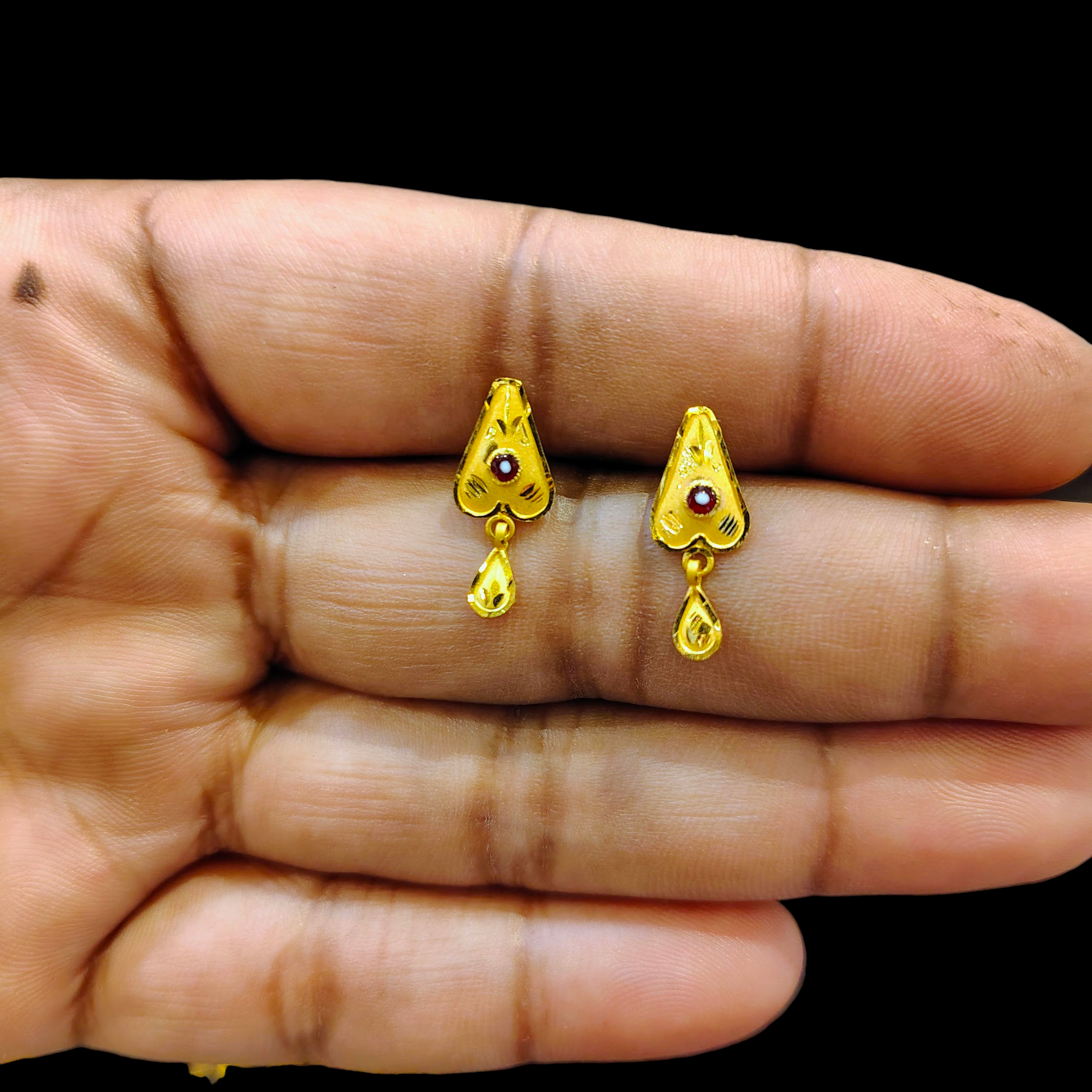 (GSE22) BIS CERTIFIED WGT: 0.640 GM APPROX HUID HALLMARK 916 22KT GOLD TOPS 1 PAIR FOR WOMEN.