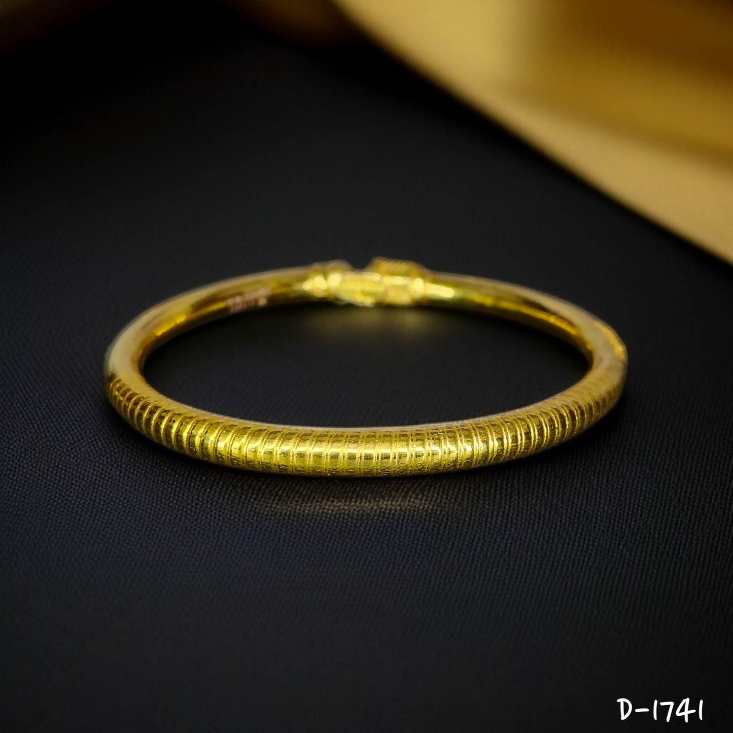 TRJ (SIZE: 24) HALLMARK 22KT GOLD COVERING BALA 1 PIECE APPROX WGT: 2.210 GM WITH XRF BARCODE PURITY CARD FOR WOMEN - (BILL & CARD MANDATORY- FOR EXCHANGE LIFETIME IN STORE ONLY).