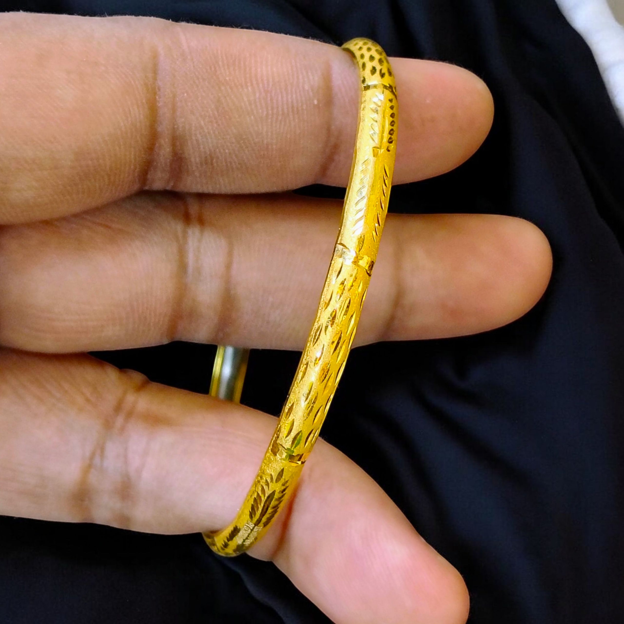 (GSN22) TRJ (SIZE: 23) WGT: 3.100 GM APPROX 22KT HUID HALLMARK GOLD NOA BADHANO BANGLE 1 PIECE.
