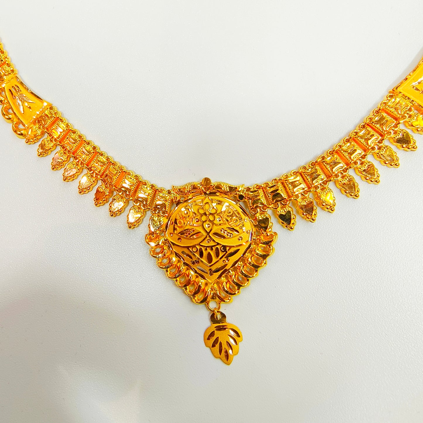 BIS CERTIFIED WGT: 5.720 GM APPROX HUID HALLMARK 22KT 916 GOLD NECKLACE CHOKER 1 PIECE FOR WOMEN(LAPPA DESIGN).