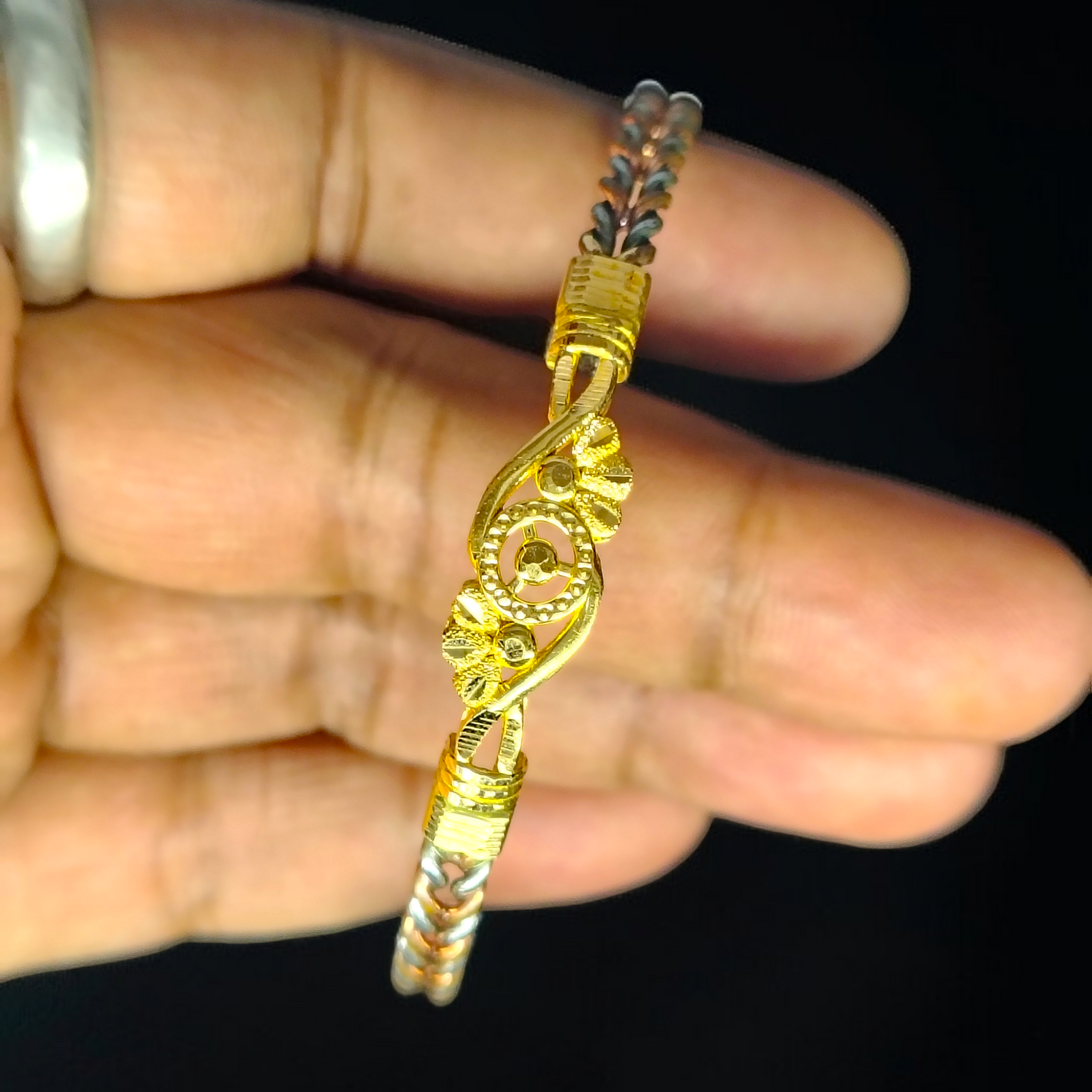 TRJ (SIZE: 26) WGT: 3.260 GM APPROX 22KT HUID HALLMARK GOLD NOA BANGLES 1 PIECE.