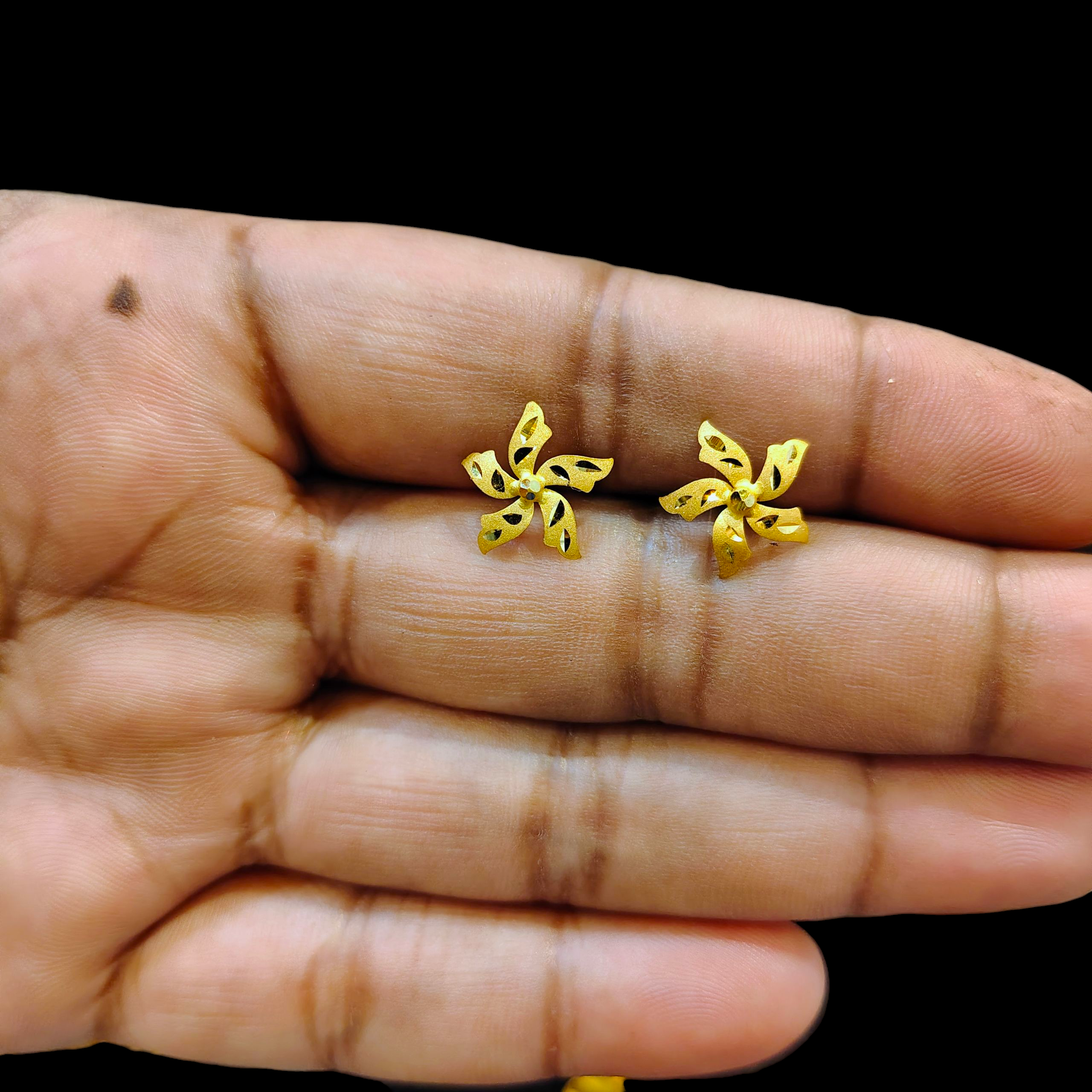 (GSE22) BIS CERTIFIED WGT: 0.620 GM APPROX HUID HALLMARK 916 22KT GOLD TOPS 1 PAIR FOR WOMEN.