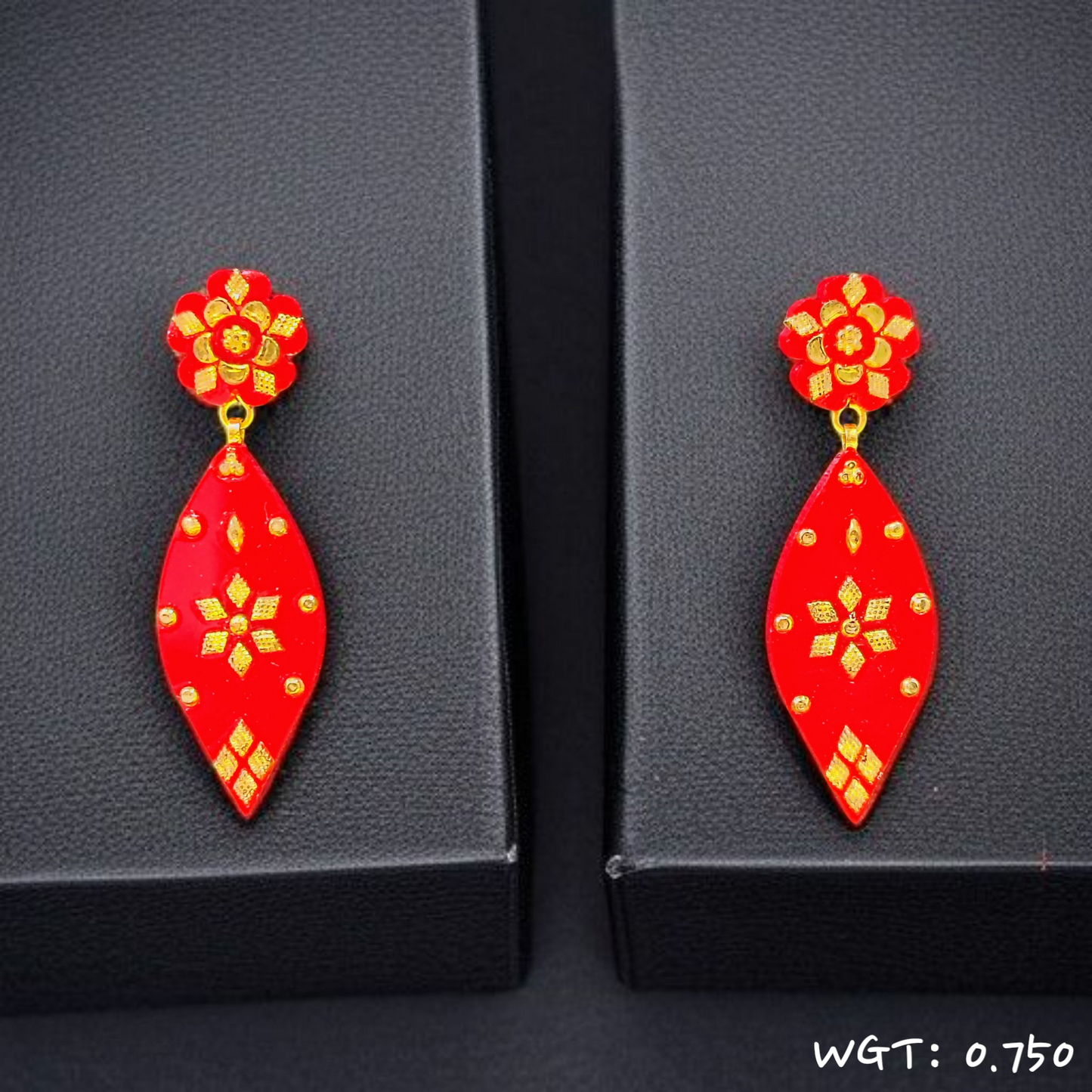 TRJ WGT: 0.750 GM APPROX HUID HALLMARK 22KT GOLD POLA EARRINGS 1 PAIR FOR WOMEN.