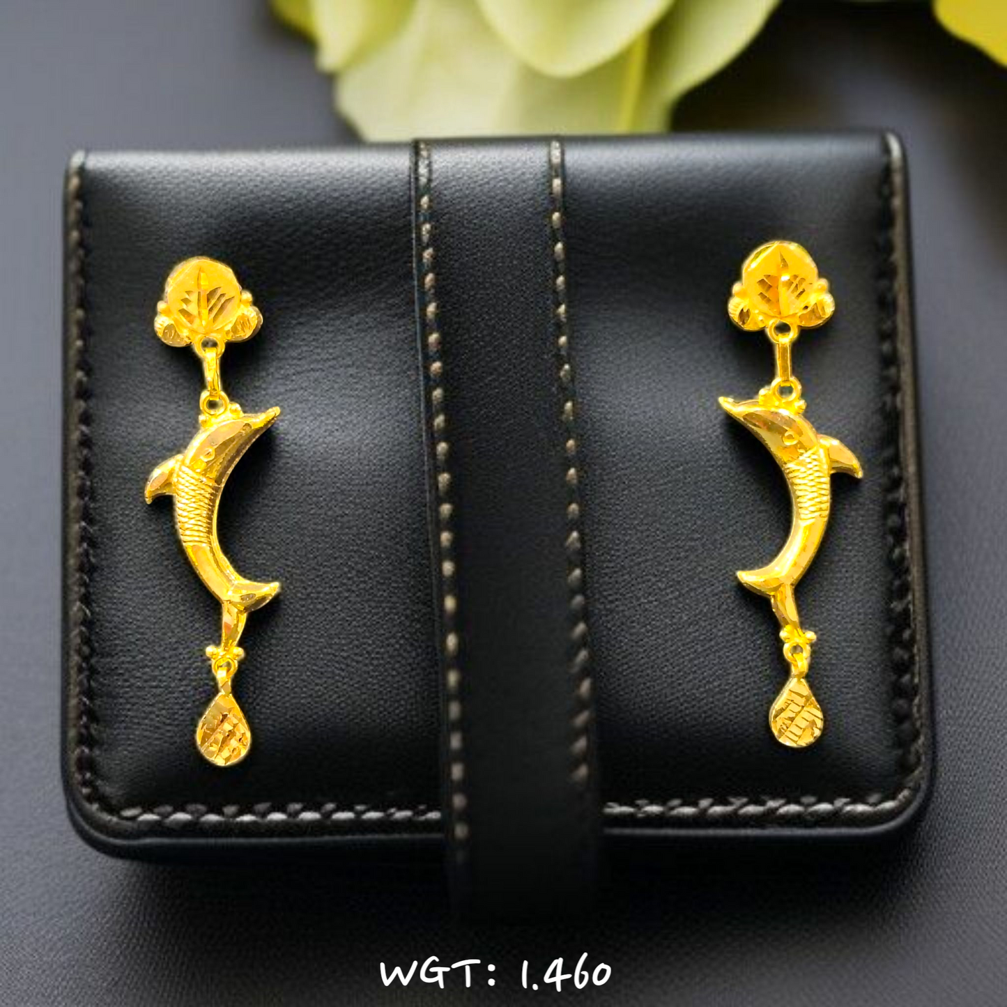 TRJ WGT: 1.460 GM APPROX HUID HALLMARK 22KT GOLD EARRINGS 1 PAIR FOR WOMEN.