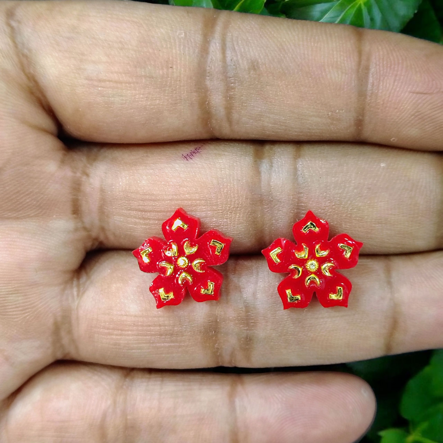 TRJ WGT: 0.350 GM APPROX HUID HALLMARK 22KT GOLD POLA TOPS 1 PAIR FOR WOMEN.