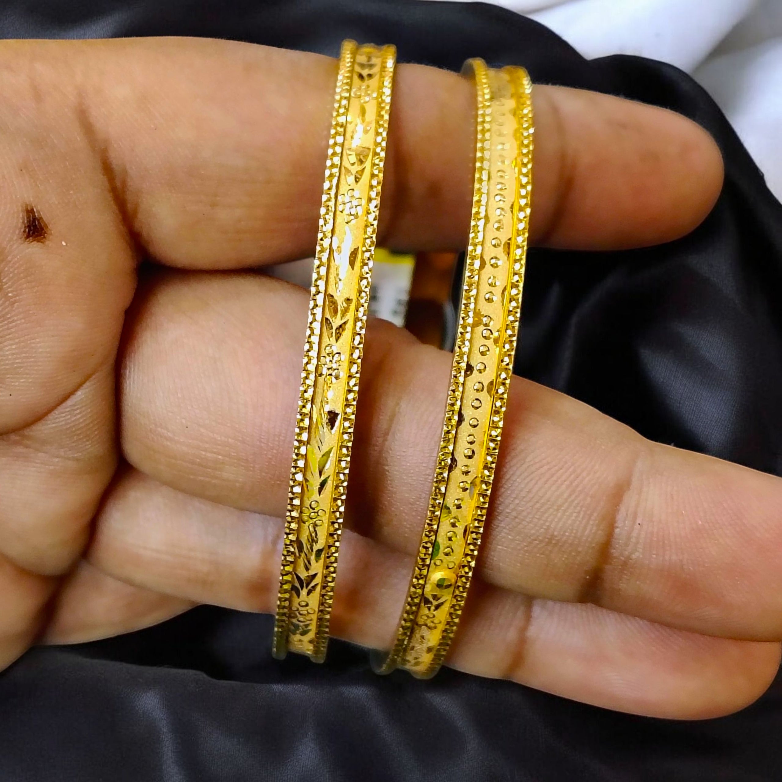 (GSN22) TRJ WGT: 1.970 GM APPROX (SIZE-25) 22KT HUID HALLMARK GOLD CHILA SOCKET CHURI 1 PAIR.