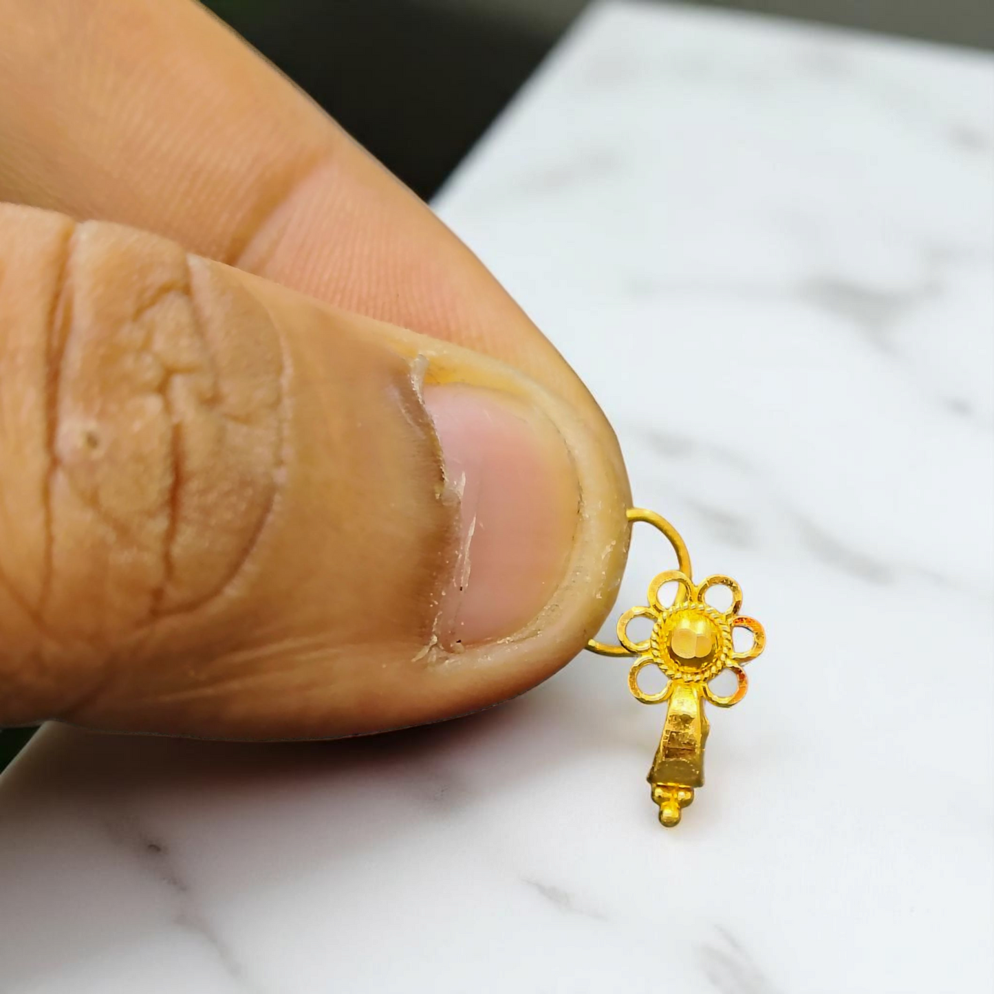 RAJLAXMI WGT: 0.360 GM APPROX HUID HALLMARK 22KT GOLD NOSEPIN 1 PIECE FOR WOMEN.