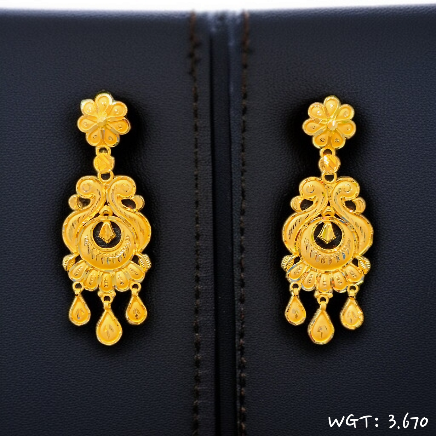 TRJ WGT: 3.670 GM APPROX HUID HALLMARK 22KT GOLD EARRINGS KANBALA 1 PAIR FOR WOMEN.