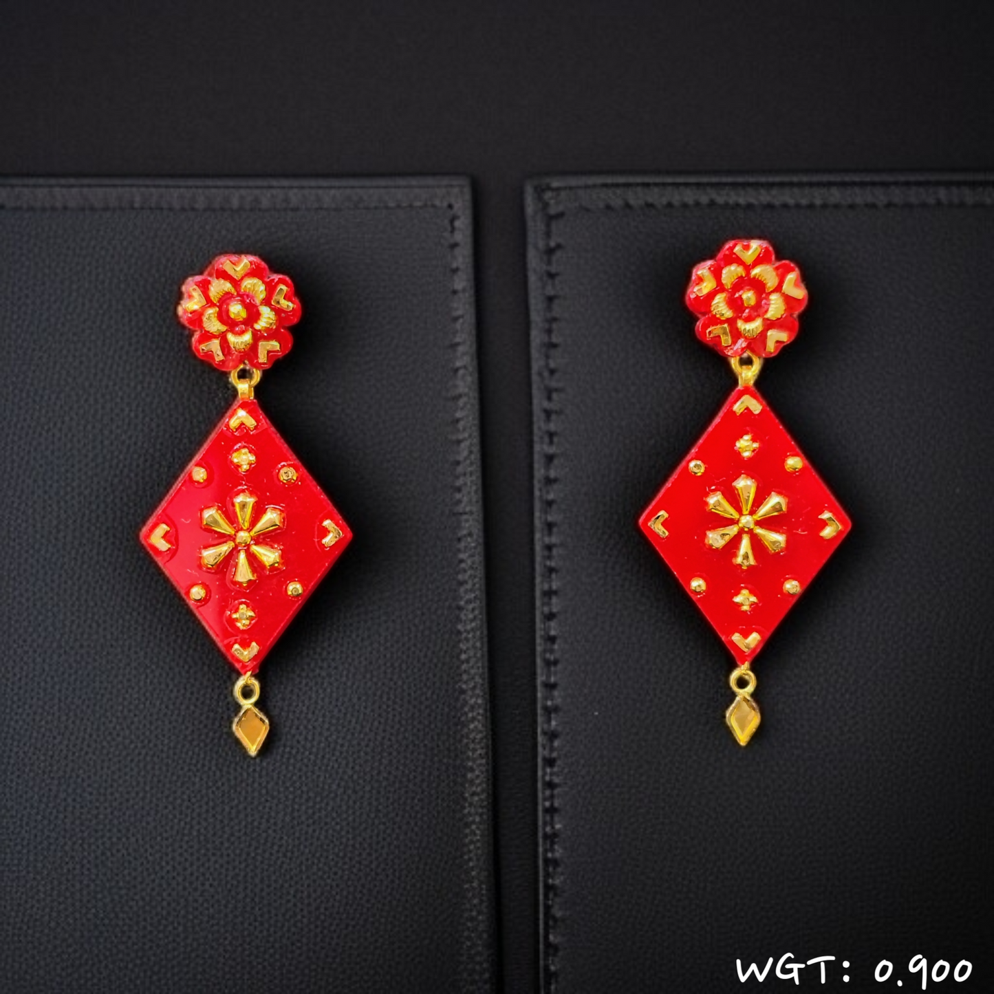 TRJ WGT: 0.900 GM APPROX HUID HALLMARK 22KT GOLD POLA EARRINGS 1 PAIR FOR WOMEN.