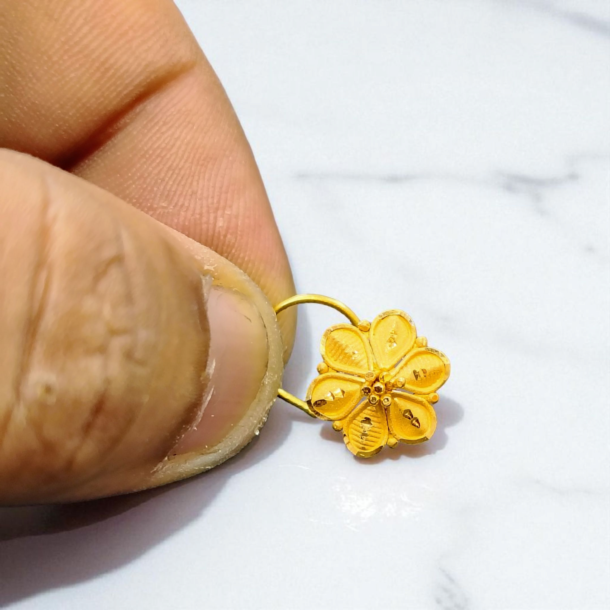 (GNP) RAJLAXMI WGT: 0.580 GM APPROX HUID HALLMARK 22KT GOLD NOSEPIN 1 PIECE FOR WOMEN.