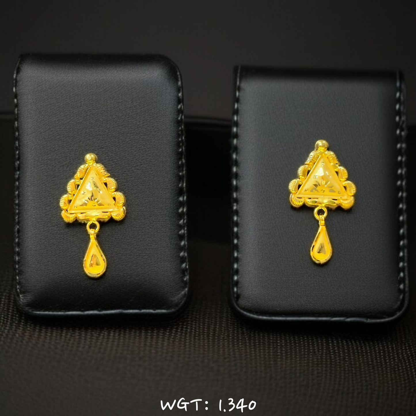 RAJLAXMI WGT: 1.340 GM APPROX HUID HALLMARK 916 22KT GOLD EAR TOPS STUD 1 PAIR FOR REGULAR USE.