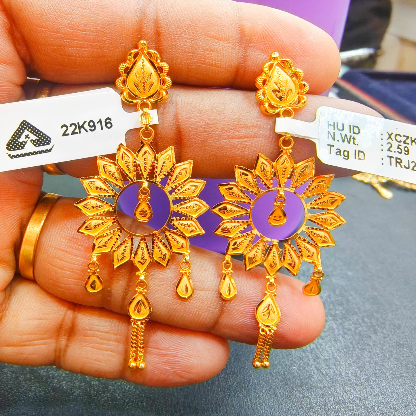 BIS CERTIFIED WGT: 5.190 GM APPROX HUID HALLMARK 916 22KT GOLD EARRINGS 1 PAIR FOR WOMEN.