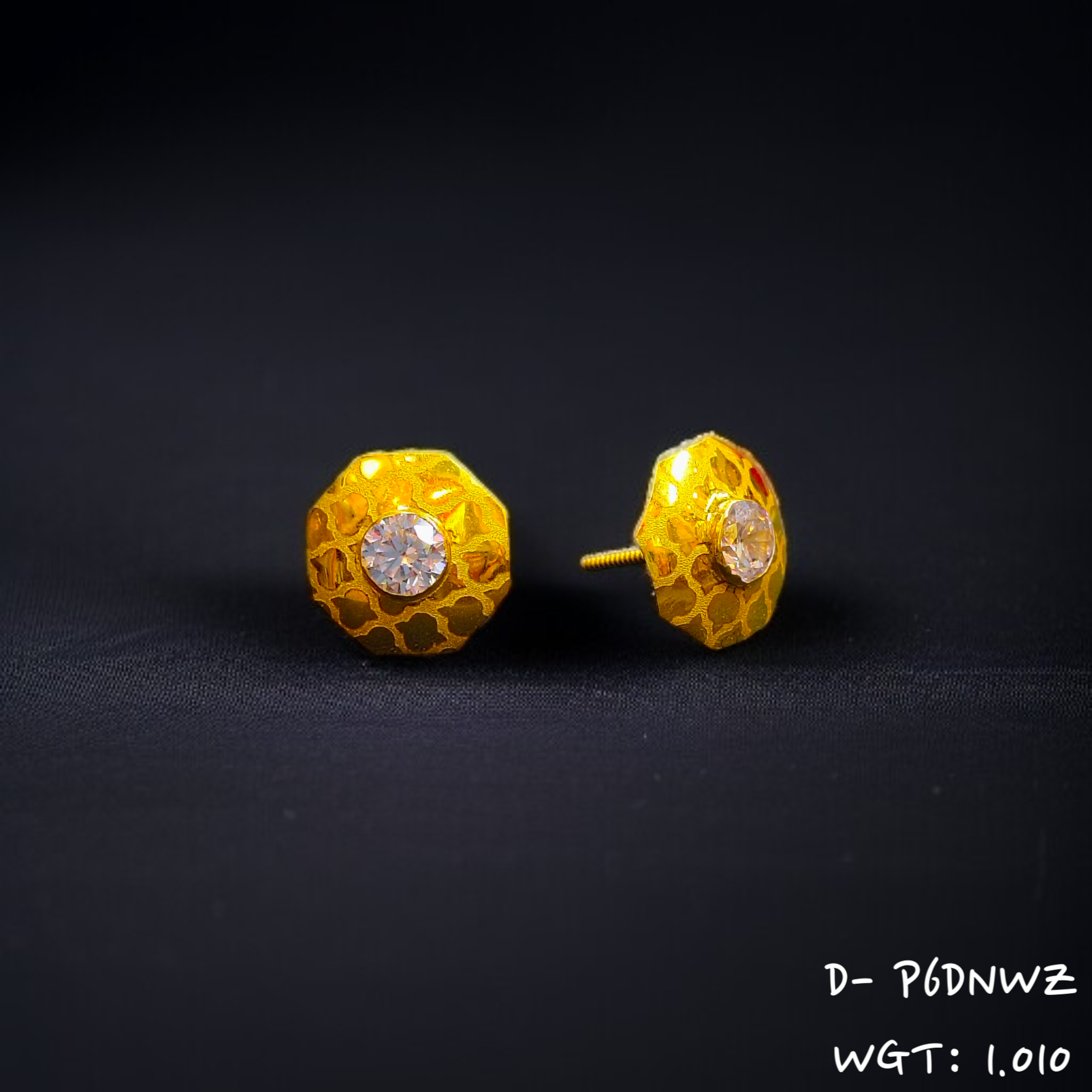(GSE18) RAJLAXMI D- P6DNWZ (WGT: 1.010 GM APPROX) HALLMARK 18KT GOLD EAR TOPS STUD 1 PAIR FOR REGULAR USE.