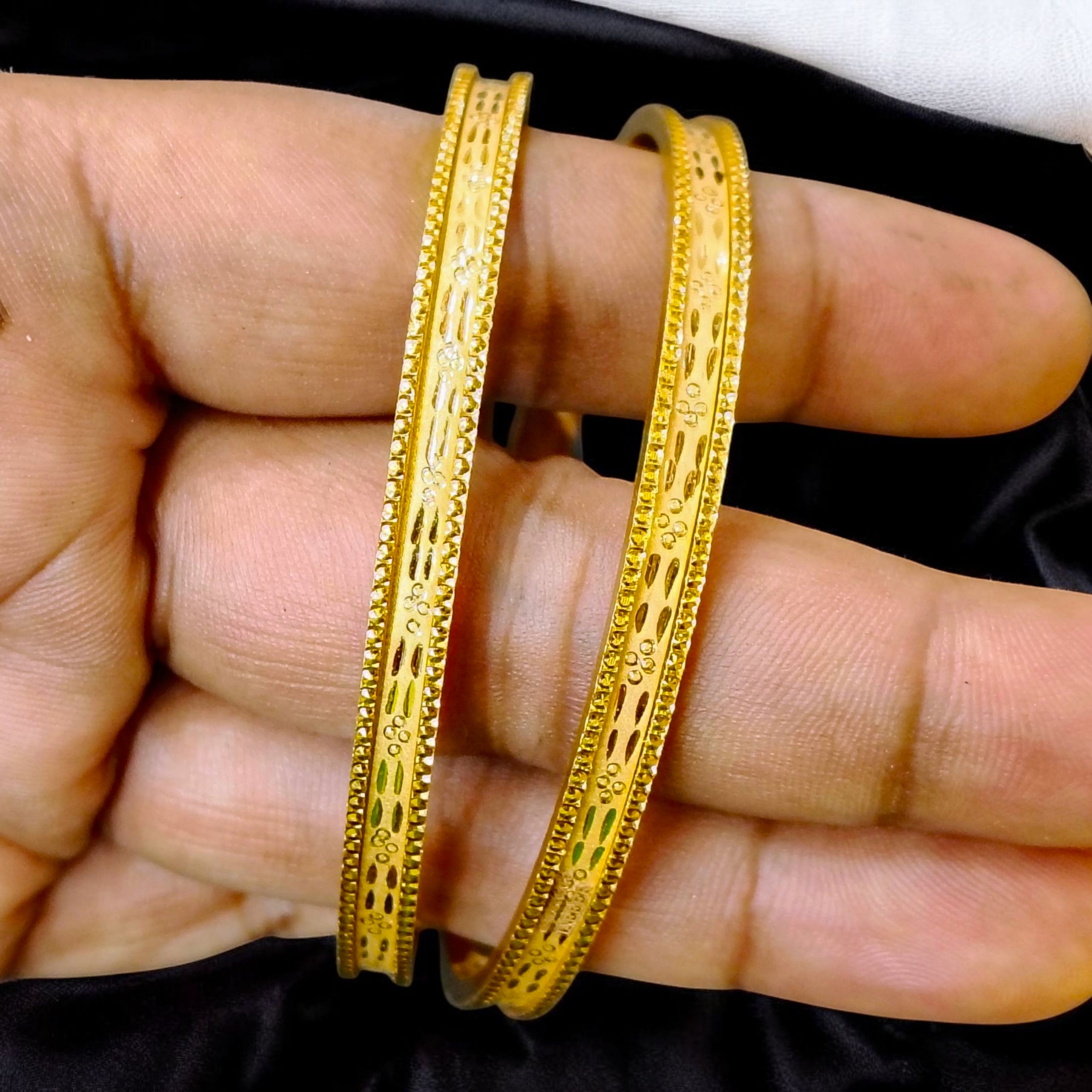 (GSN22) TRJ WGT: 1.730 GM APPROX (SIZE-27) 22KT HUID HALLMARK GOLD CHILA SOCKET CHURI 1 PAIR.