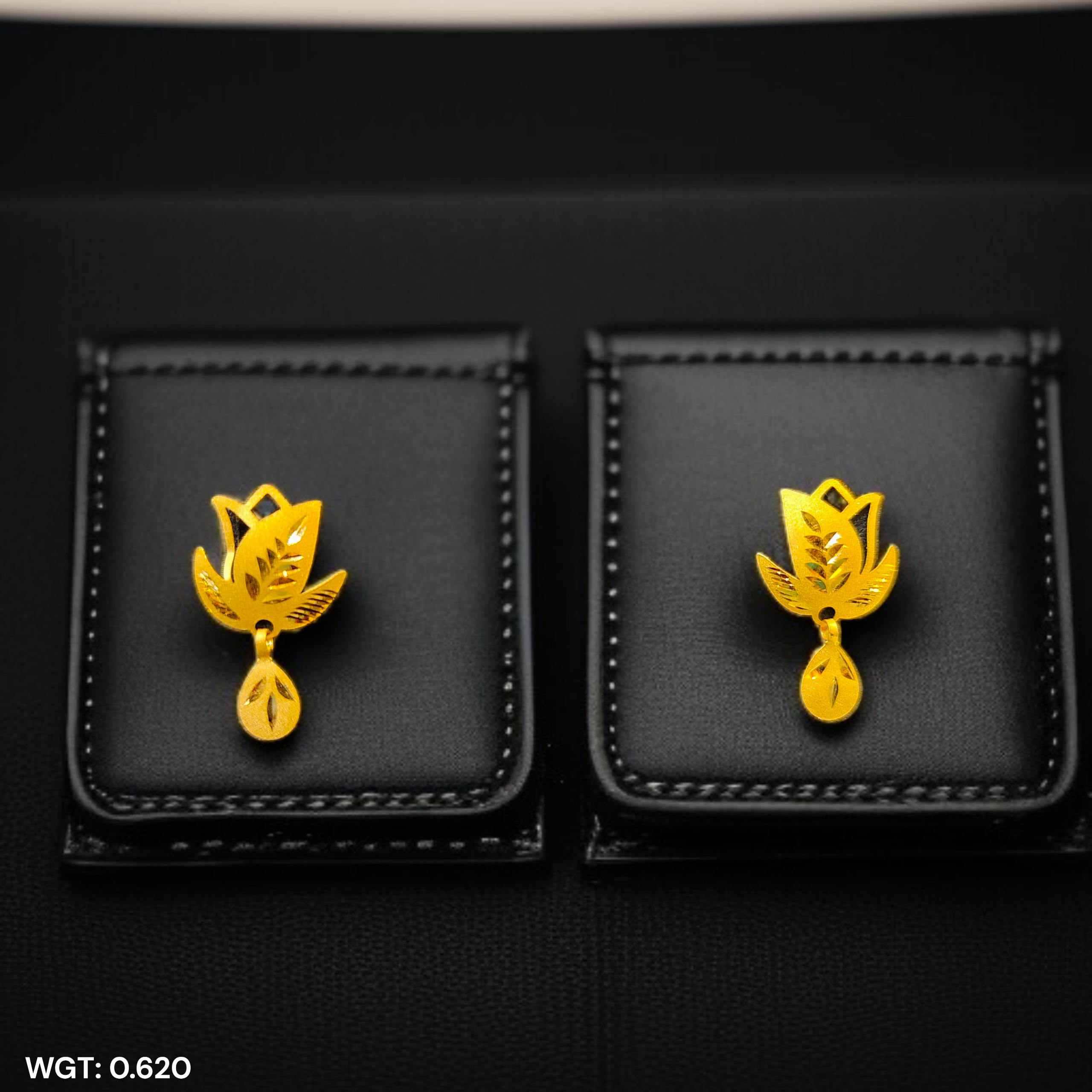 (GSE22) BIS CERTIFIED WGT: 0.620 GM APPROX HUID HALLMARK 916 22KT GOLD TOPS 1 PAIR FOR WOMEN.