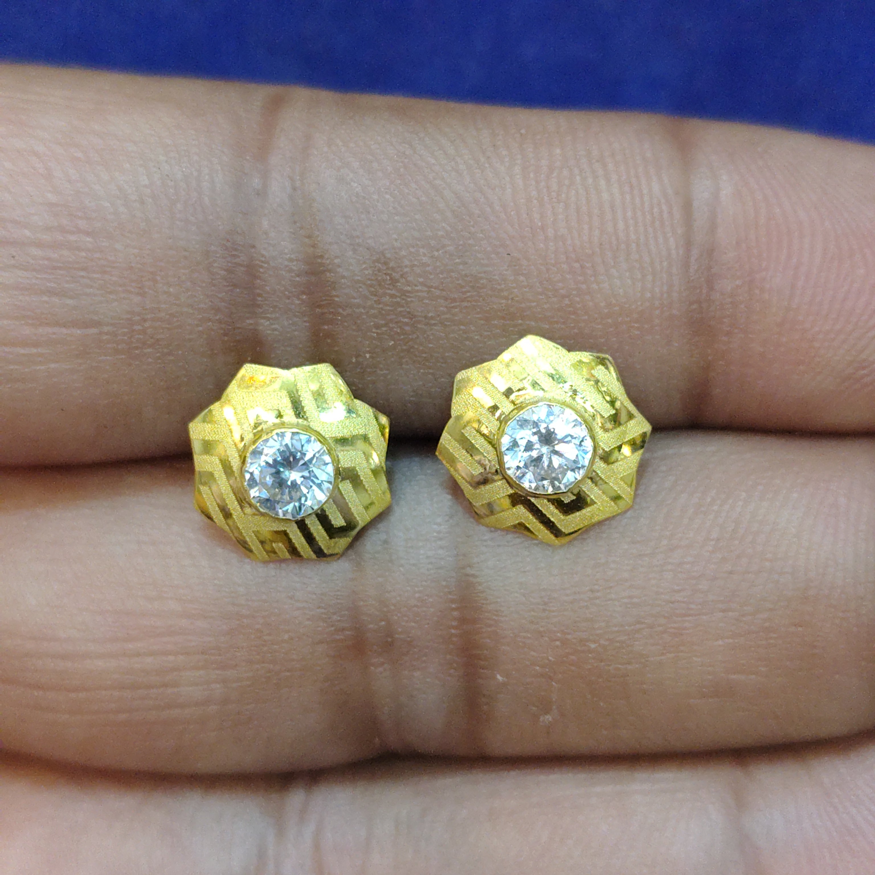 (GSE18) RAJLAXMI D- DRD1T1 (WGT: 0.920 GM APPROX) HALLMARK 18KT GOLD EAR TOPS STUD 1 PAIR FOR REGULAR USE.