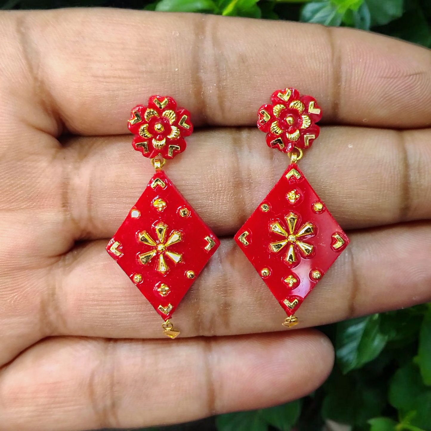 TRJ WGT: 0.900 GM APPROX HUID HALLMARK 22KT GOLD POLA EARRINGS 1 PAIR FOR WOMEN.