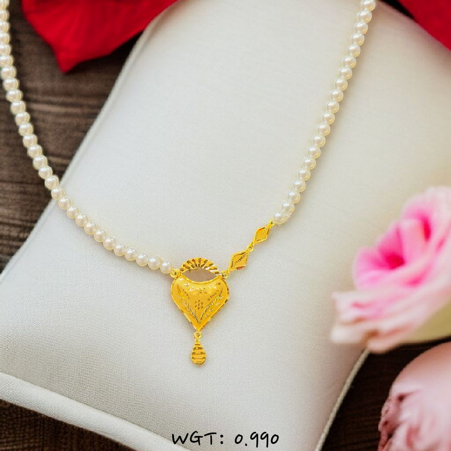 TRJ WGT: 0.990 GM APPROX HUID HALLMARK 22KT GOLD MOTI PENDANT 1 PIECE.