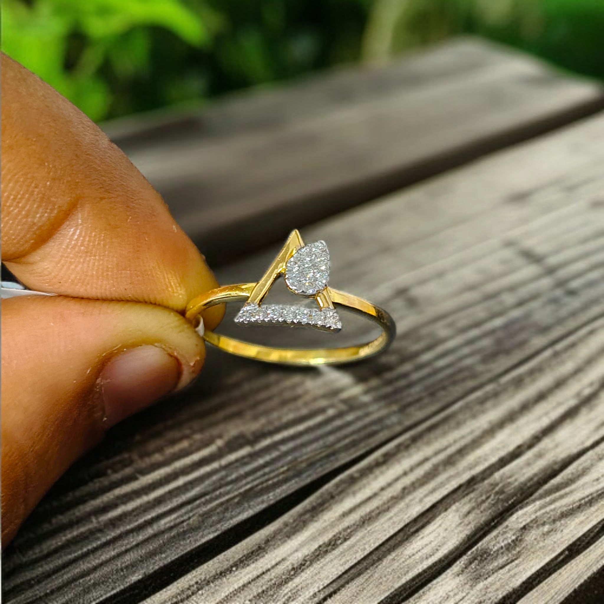 (GLFR18) RAJLAXMI DIAMOND JEWELLERY (SIZE:17) - WGT: 1.600 GM - NATURAL DIAMOND (0.10 CENT) HUID HALLMARK 18KT DIAMOND FINGER RING FOR WOMEN WITH CERTIFICATE OF AUTHENTICITY BY ZORBA (DESIGN NO: LRAP4694).