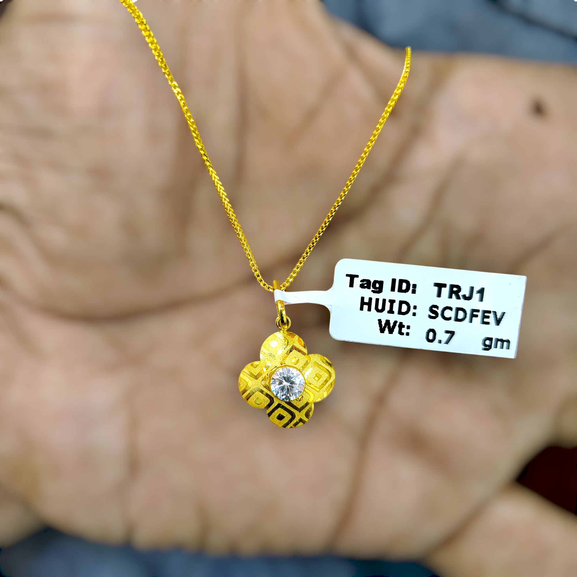 (GLC18) TRJ WGT: 0.700 GM APPROX 18KT HUID HALLMARK GOLD LOCKET 1 PIECE WITH ADJUSTABLE TASSEL.