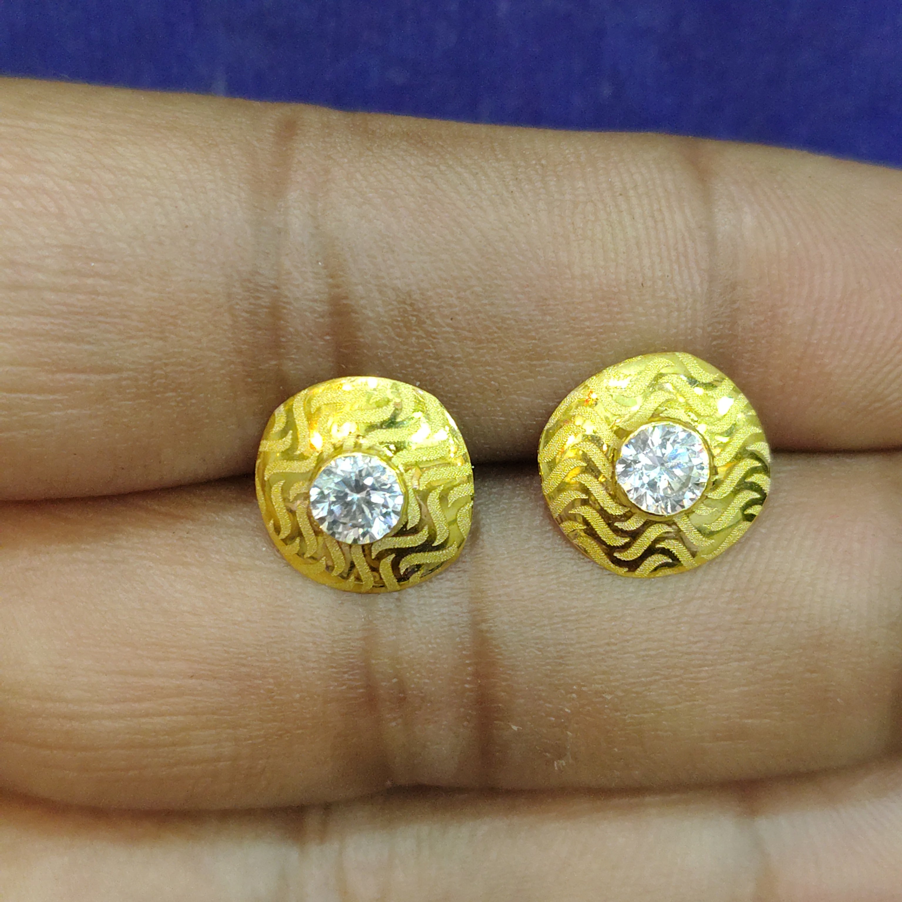 (GSE18) D- 8LKJ9A (WGT: 1.010 GM APPROX) HALLMARK 18KT GOLD EAR TOPS STUD 1 PAIR FOR REGULAR USE.