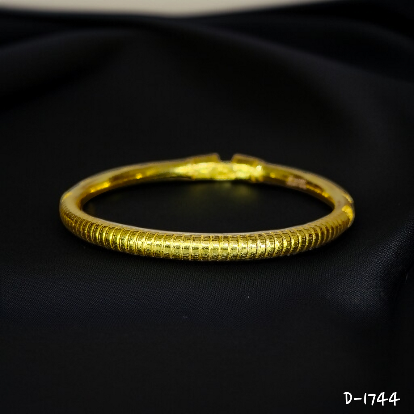 TRJ (SIZE: 25) HALLMARK 22KT GOLD COVERING BALA 1 PIECE APPROX WGT: 2.250 GM WITH XRF BARCODE PURITY CARD FOR WOMEN - (BILL & CARD MANDATORY- FOR EXCHANGE LIFETIME IN STORE ONLY).