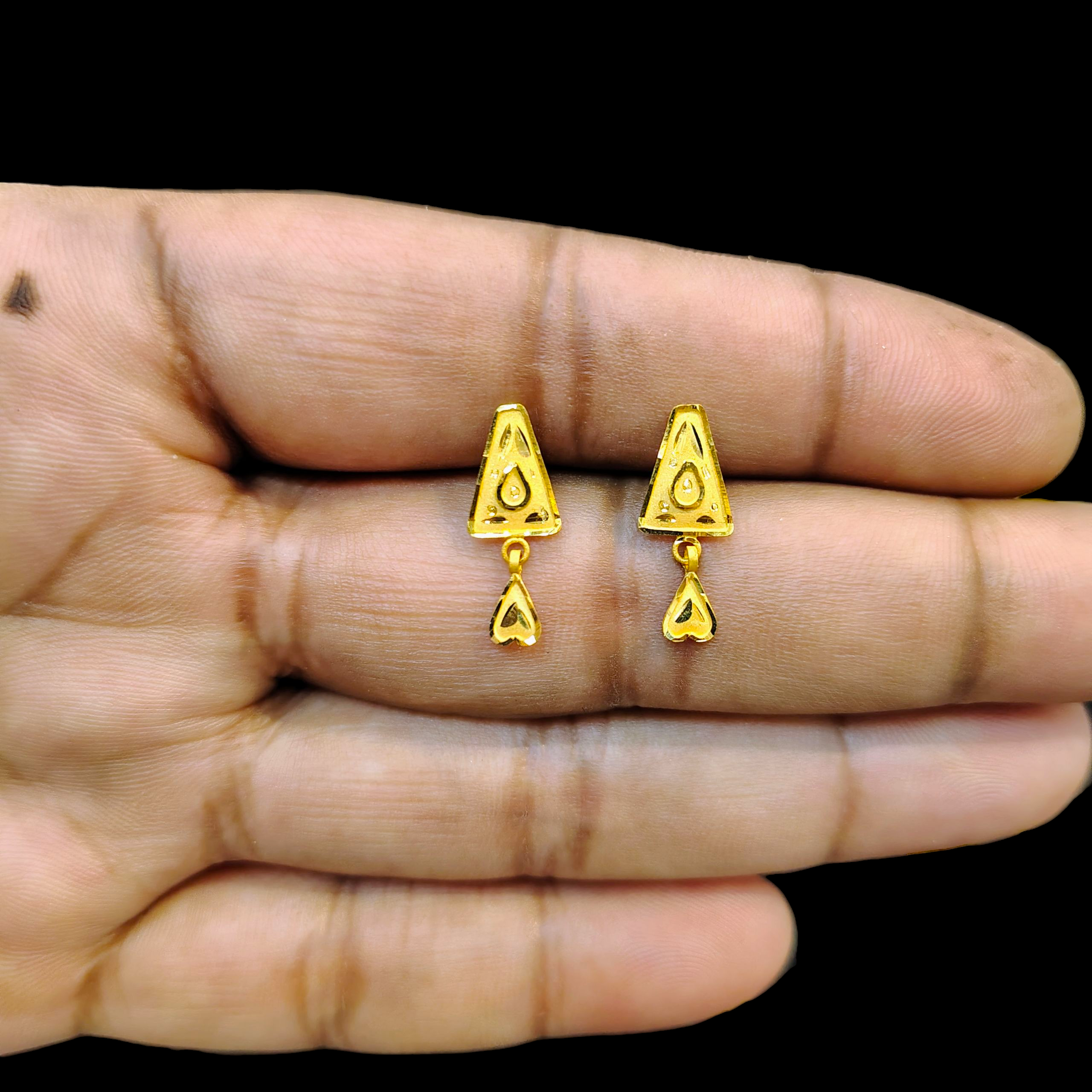 (GSE22) BIS CERTIFIED WGT: 0.640 GM APPROX HUID HALLMARK 916 22KT GOLD TOPS 1 PAIR FOR WOMEN.