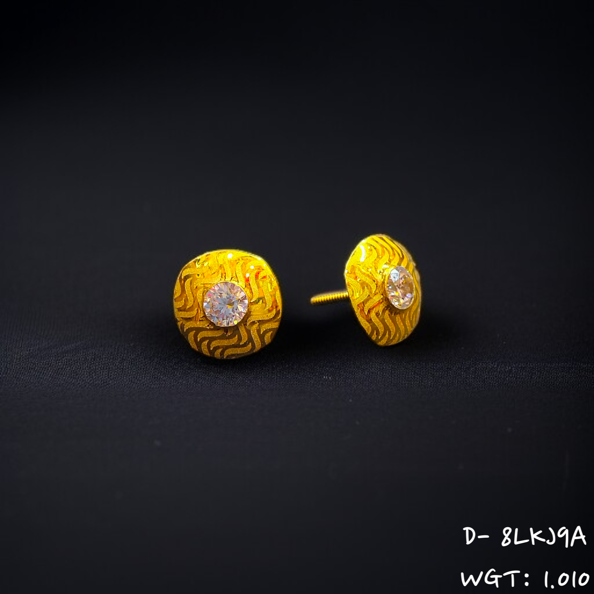 (GSE18) D- 8LKJ9A (WGT: 1.010 GM APPROX) HALLMARK 18KT GOLD EAR TOPS STUD 1 PAIR FOR REGULAR USE.