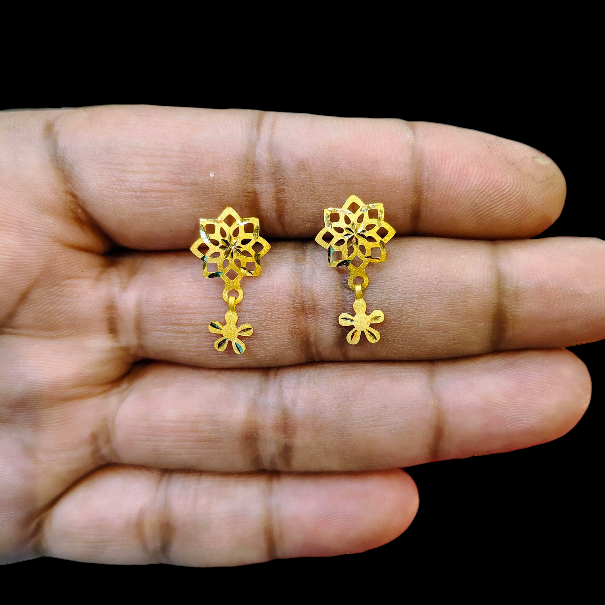 (GSE22) BIS CERTIFIED WGT: 0.520 GM APPROX HUID HALLMARK 916 22KT GOLD TOPS 1 PAIR FOR WOMEN.