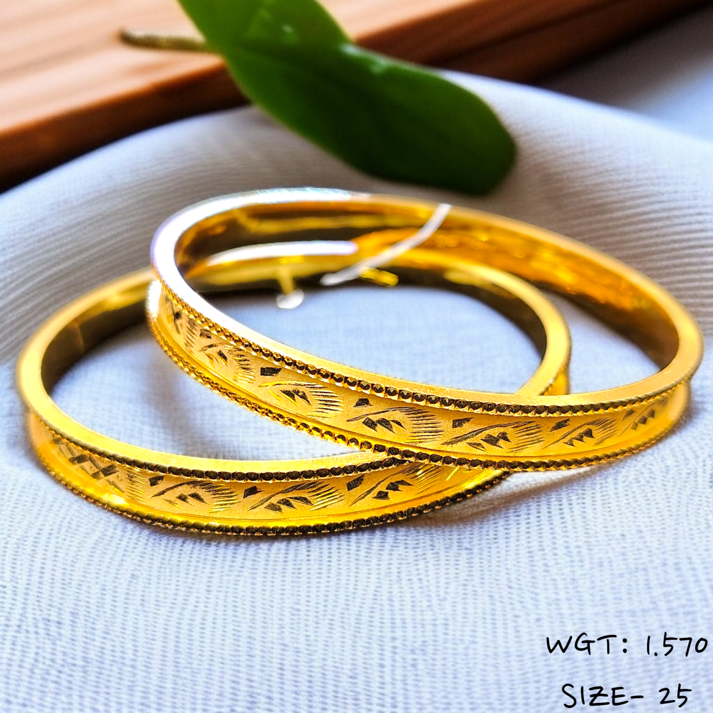 TRJ WGT: 1.570 GM APPROX (SIZE-25) 22KT HUID HALLMARK GOLD CHILA SOCKET CHURI 1 PAIR.