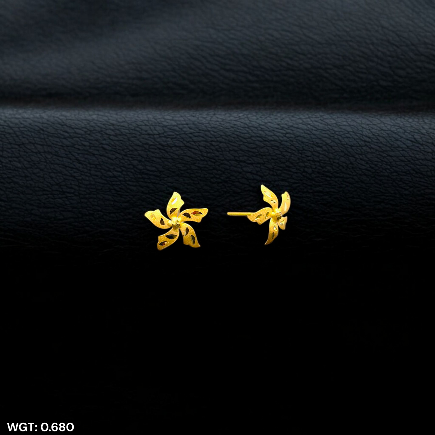 (GSE22) BIS CERTIFIED WGT: 0.680 GM APPROX HUID HALLMARK 916 22KT GOLD TOPS 1 PAIR FOR WOMEN.