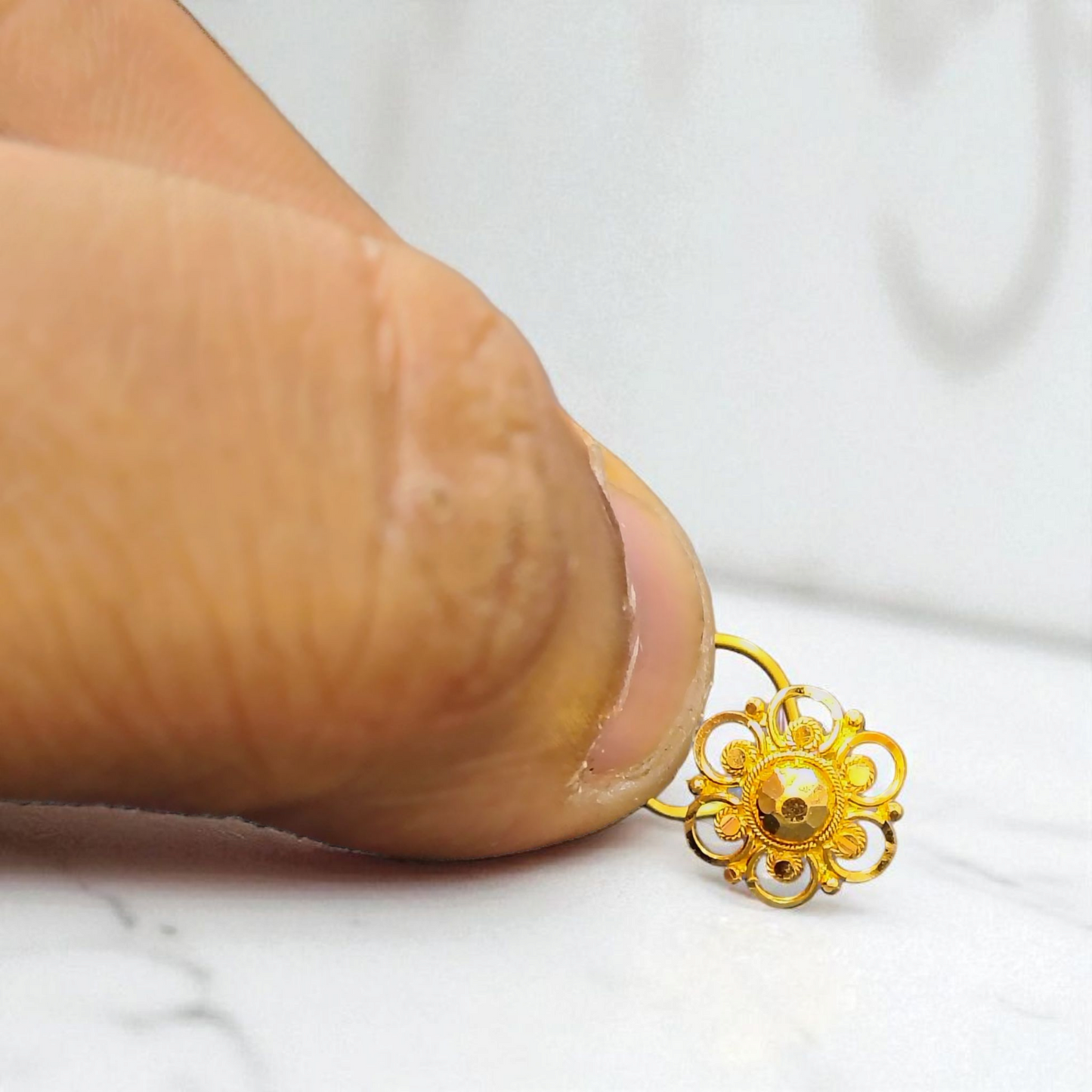 RAJLAXMI WGT: 0.510 GM APPROX HUID HALLMARK 22KT GOLD NOSEPIN 1 PIECE FOR WOMEN.