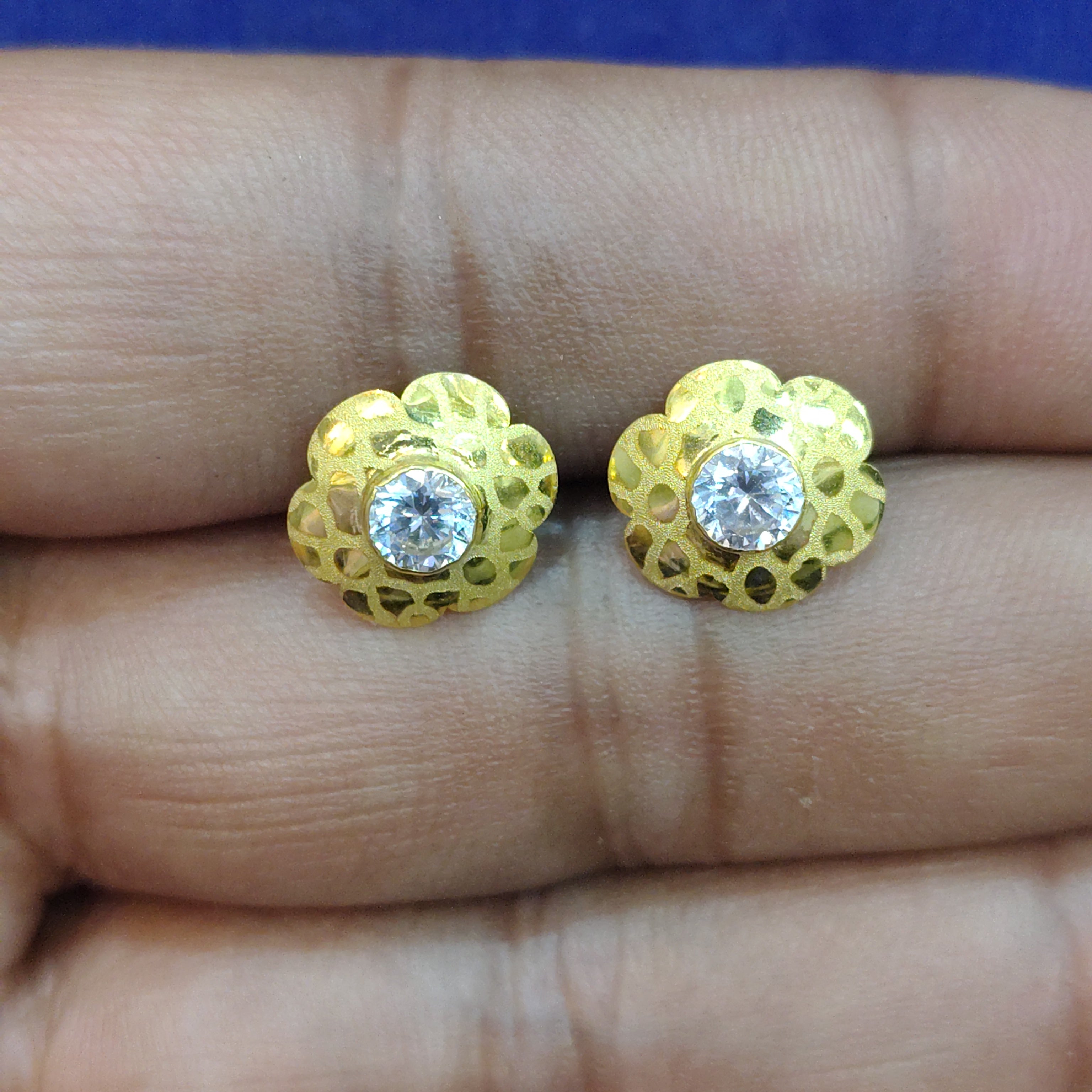 (GSE18) RAJLAXMI D- 6HMU4U (WGT: 0.920 GM APPROX) HALLMARK 18KT GOLD EAR TOPS STUD 1 PAIR FOR REGULAR USE.