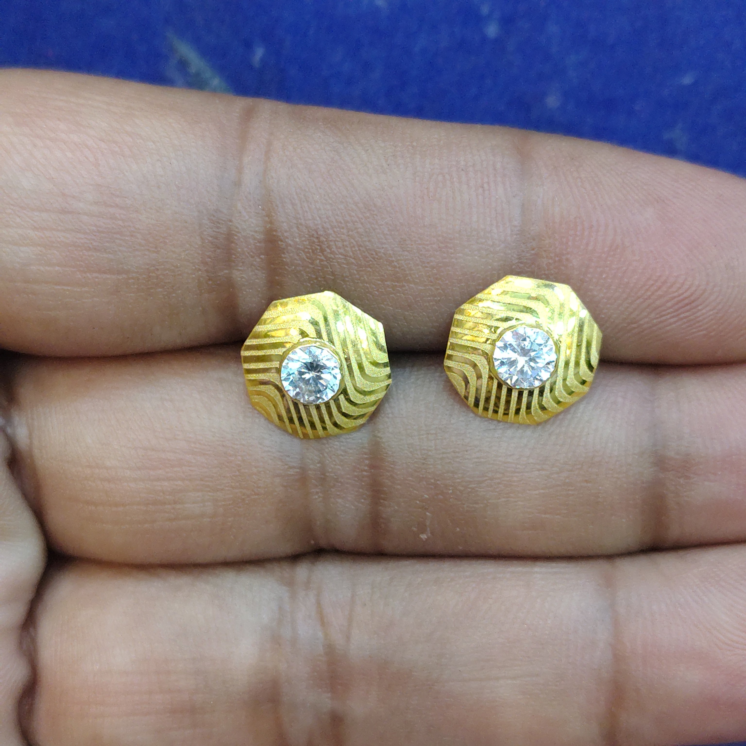 (GSE18) RAJLAXMI D- VMMKLD (WGT: 0.970 GM APPROX) HALLMARK 18KT GOLD EAR TOPS STUD 1 PAIR FOR REGULAR USE.