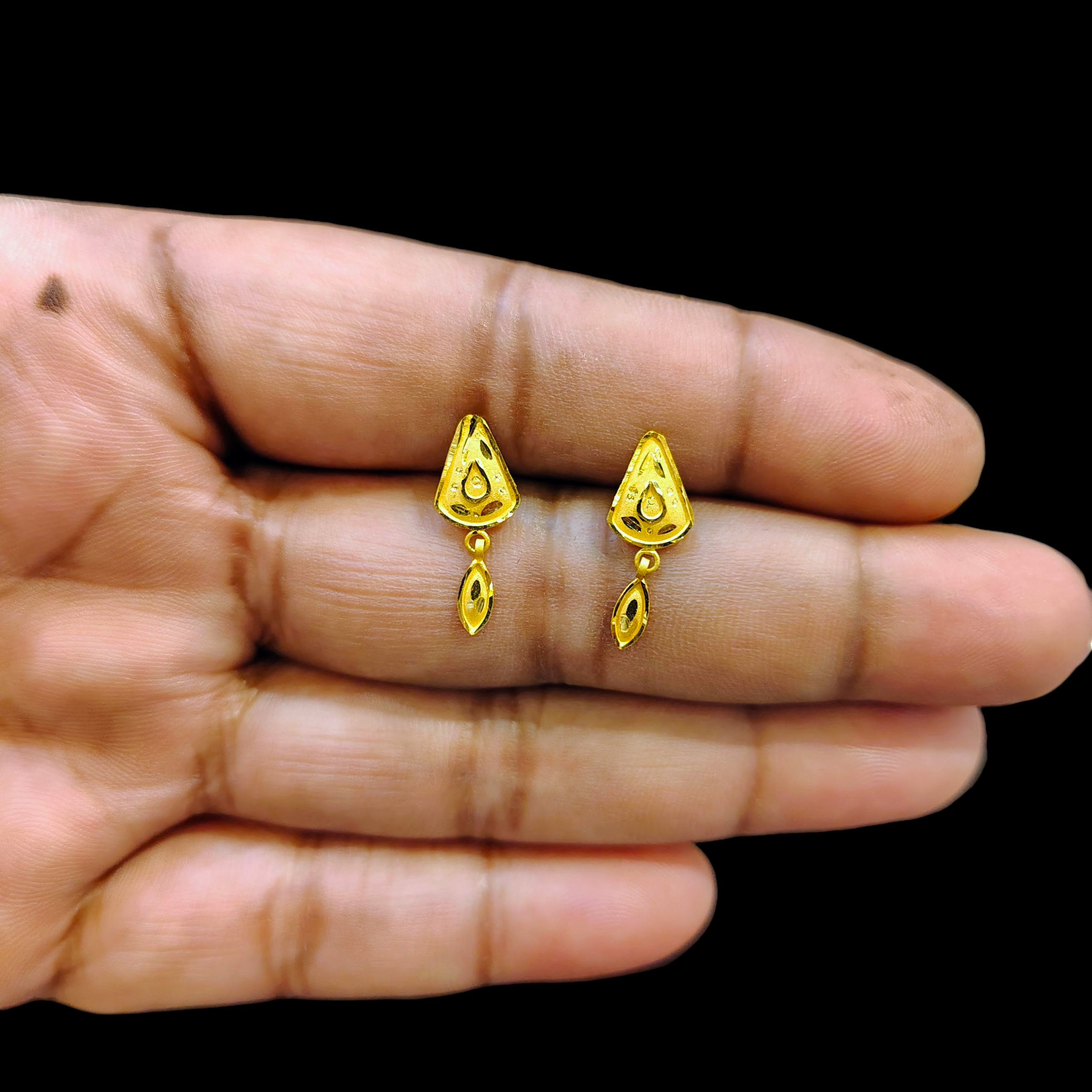 (GSE22) BIS CERTIFIED WGT: 0.650 GM APPROX HUID HALLMARK 916 22KT GOLD TOPS 1 PAIR FOR WOMEN.