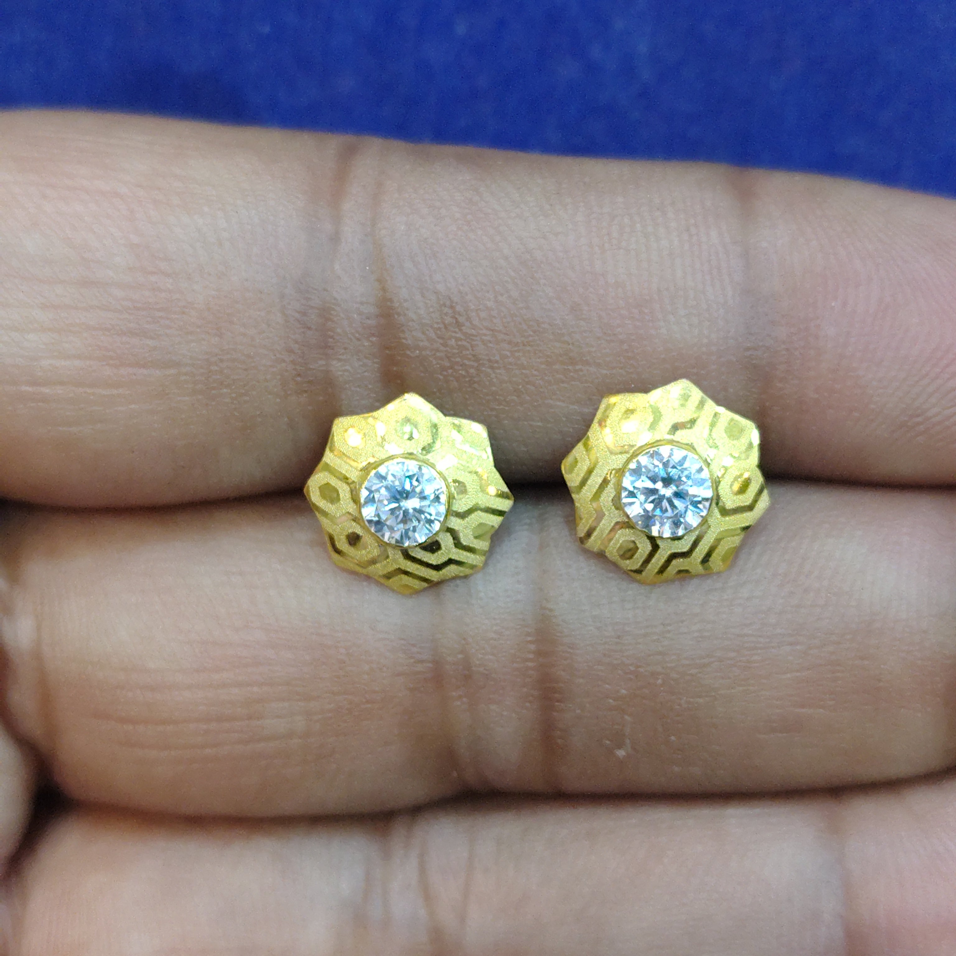 (GSE18) RAJLAXMI D- BVALH9 (WGT: 0.900 GM APPROX) HALLMARK 18KT GOLD EAR TOPS STUD 1 PAIR FOR REGULAR USE.