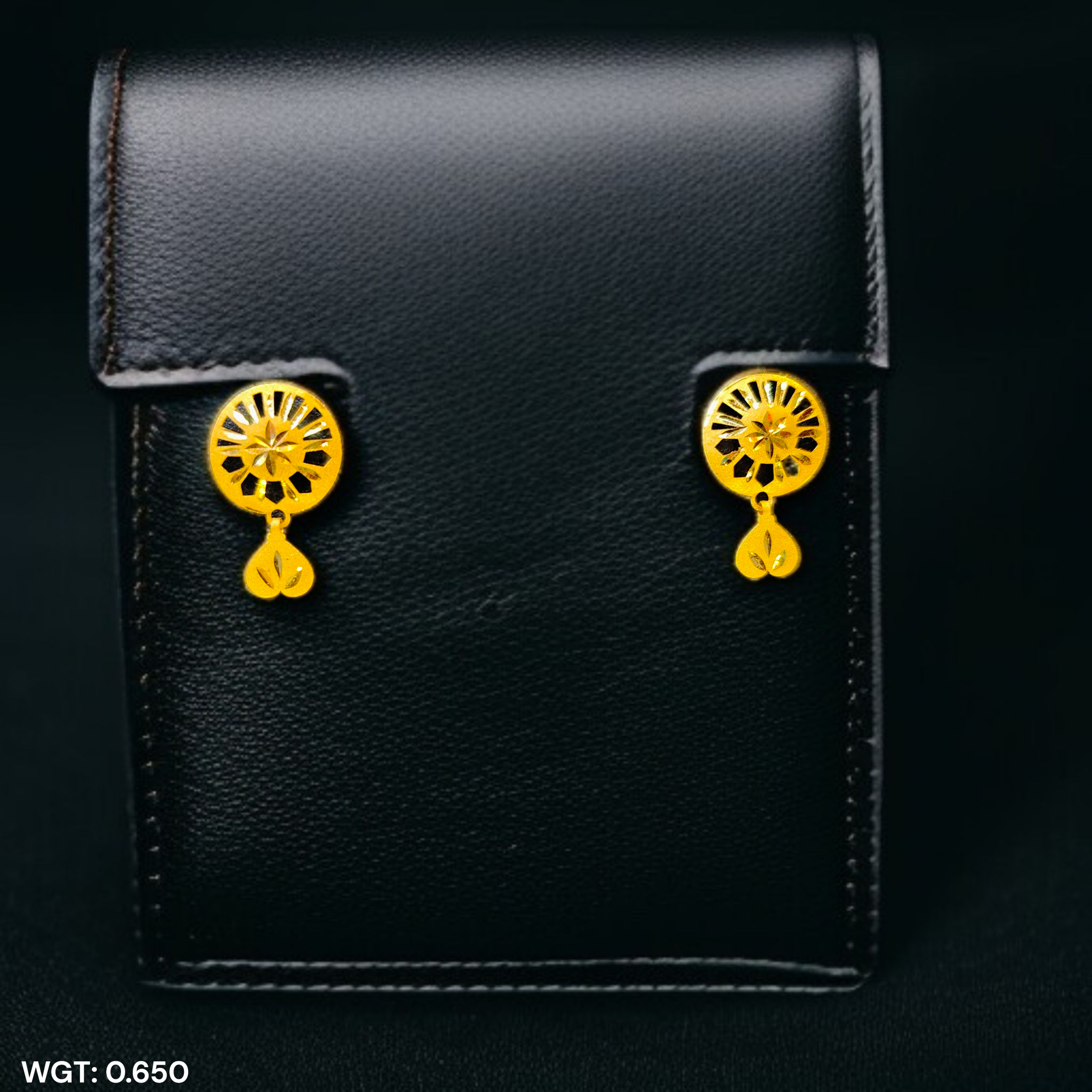 (GSE22) BIS CERTIFIED WGT: 0.650 GM APPROX HUID HALLMARK 916 22KT GOLD TOPS 1 PAIR FOR WOMEN.