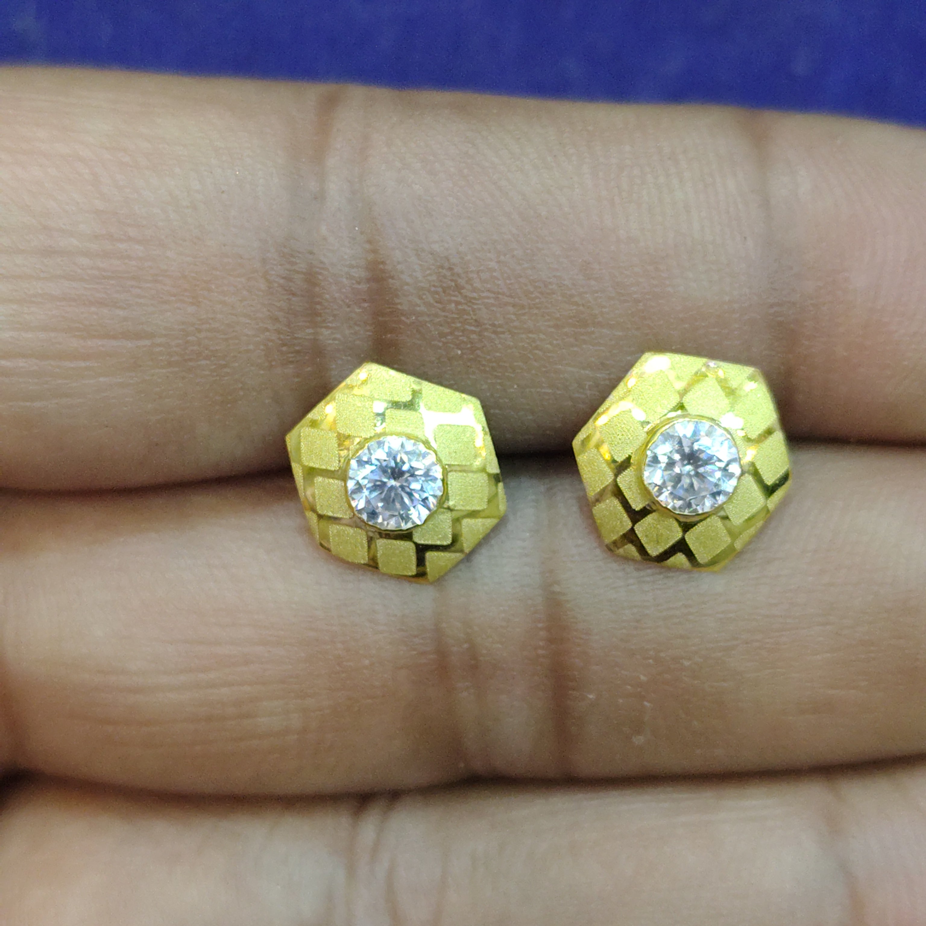 (GSE18) RAJLAXMI D- G8G6XP (WGT: 0.870 GM APPROX) HALLMARK 18KT GOLD EAR TOPS STUD 1 PAIR FOR REGULAR USE.