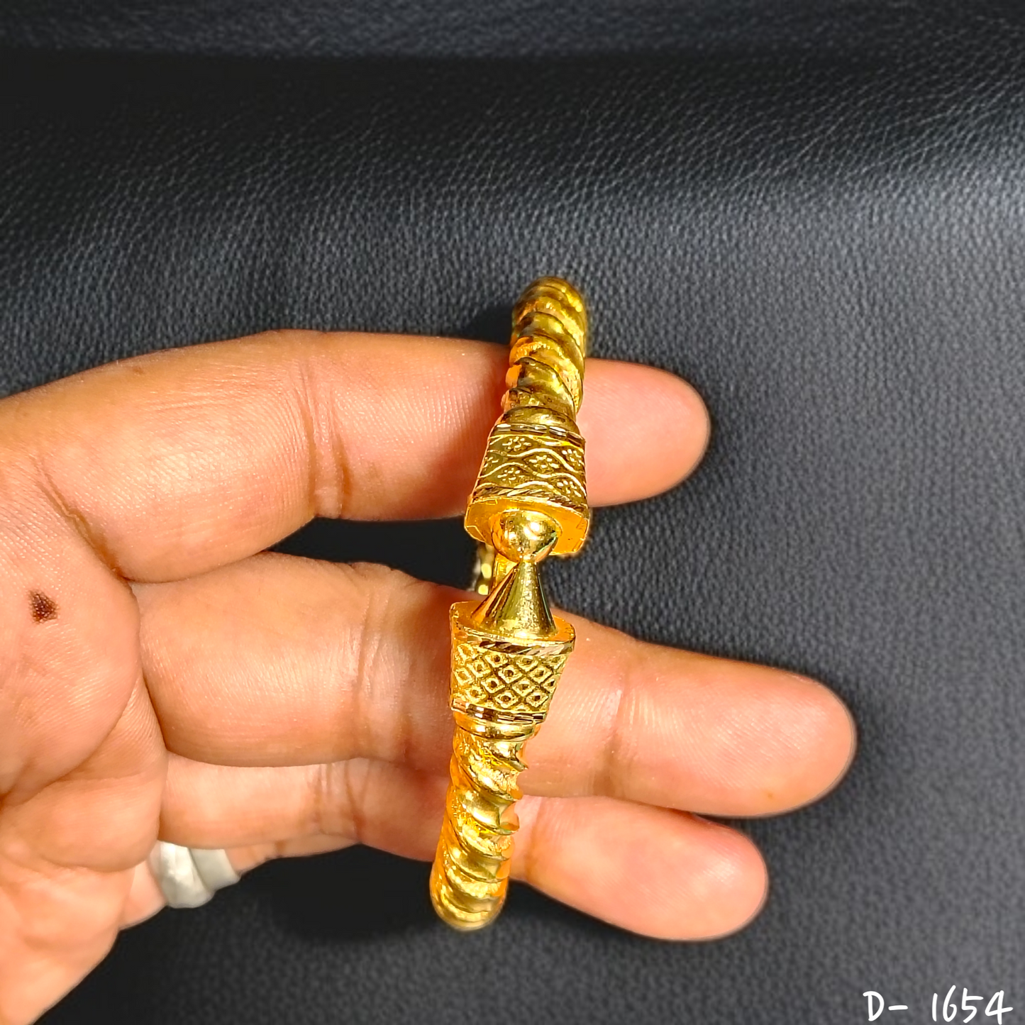 TRJ (SIZE: 24) HALLMARK 22KT GOLD COVERING BALA 1 PIECE APPROX WGT: 2.900 GM WITH XRF BARCODE PURITY CARD FOR WOMEN - (BILL & CARD MANDATORY- FOR EXCHANGE LIFETIME IN STORE ONLY).