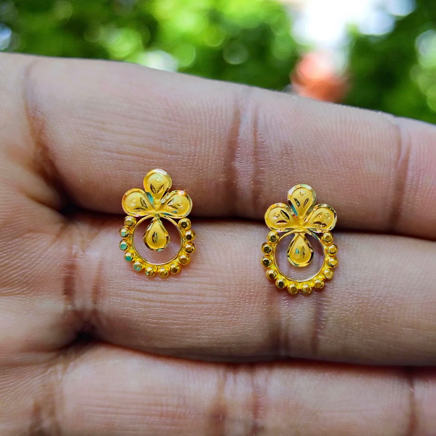 (GER22) BIS CERTIFIED WGT: 0.870 GM APPROX HUID HALLMARK 916 22KT GOLD EARRINGS 1 PAIR FOR WOMEN.