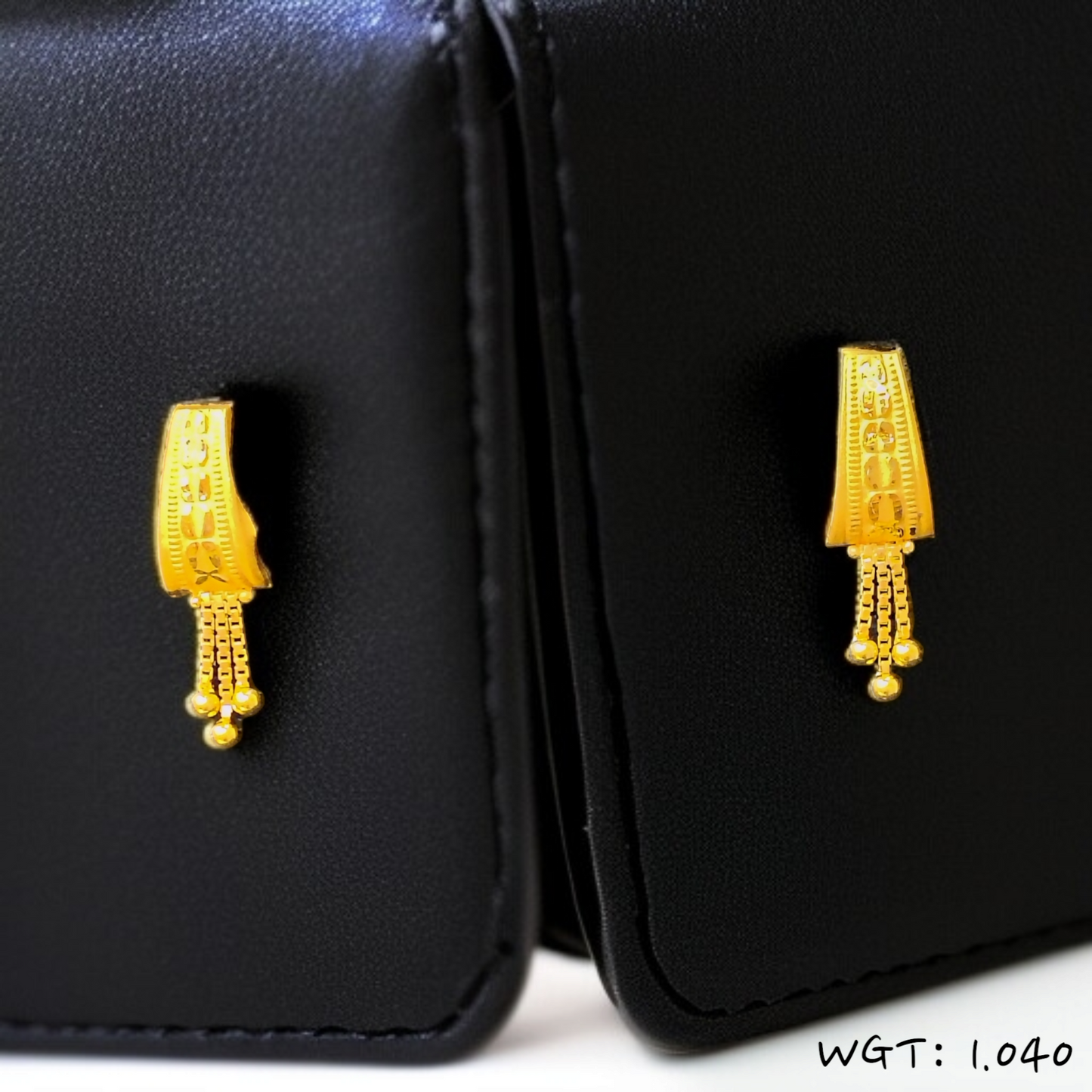 RAJLAXMI WGT: 1.040 GM APPROX HUID HALLMARK 916 22KT GOLD EAR TOPS STUD 1 PAIR FOR REGULAR USE.
