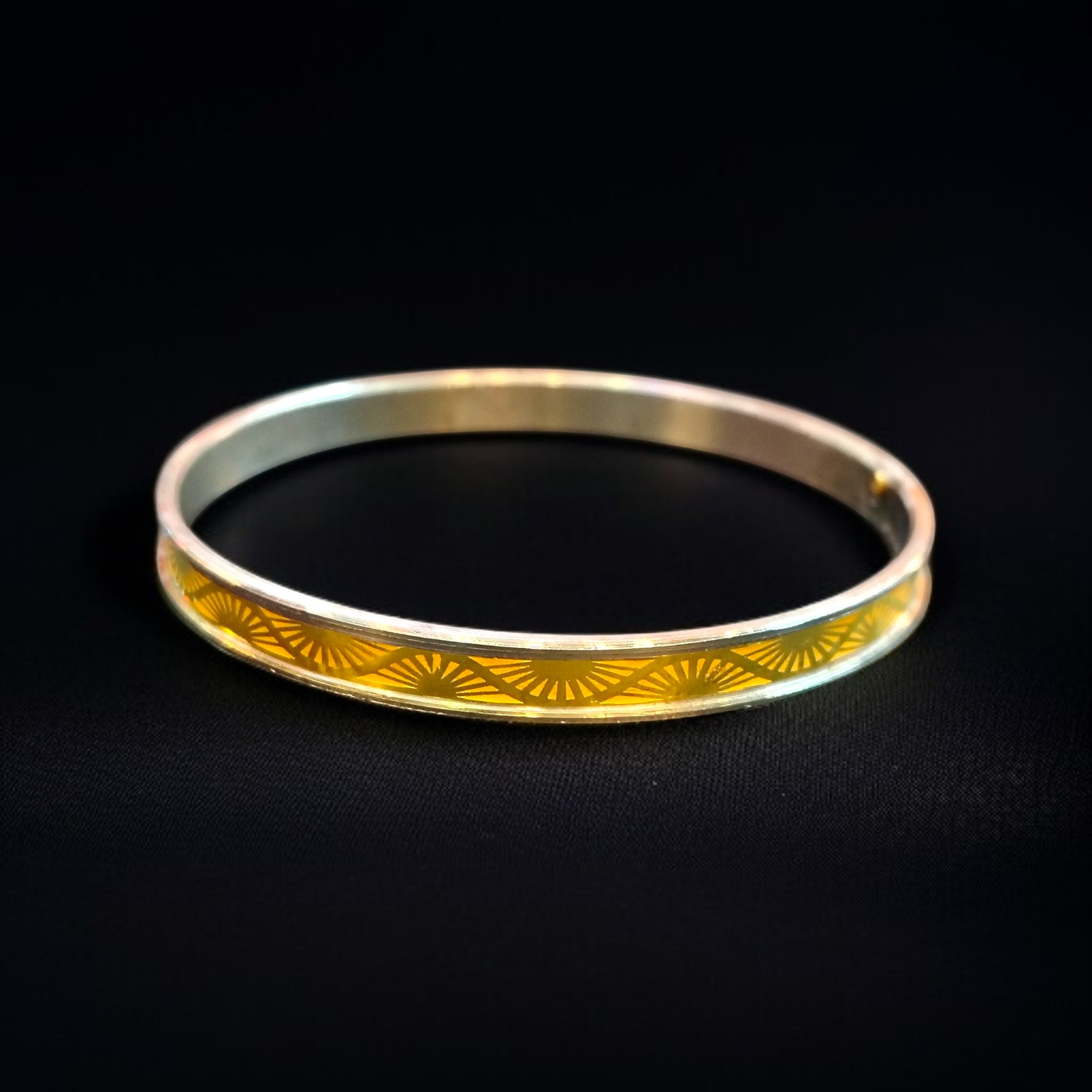 (GSN22) TRJ HUID HALLMARK 22KT GOLD DISCO NOA WGT: 0.210 GM APPROX 1 PIECE (NOT FOR DAILY USE) GET (RANDOM DESIGN)