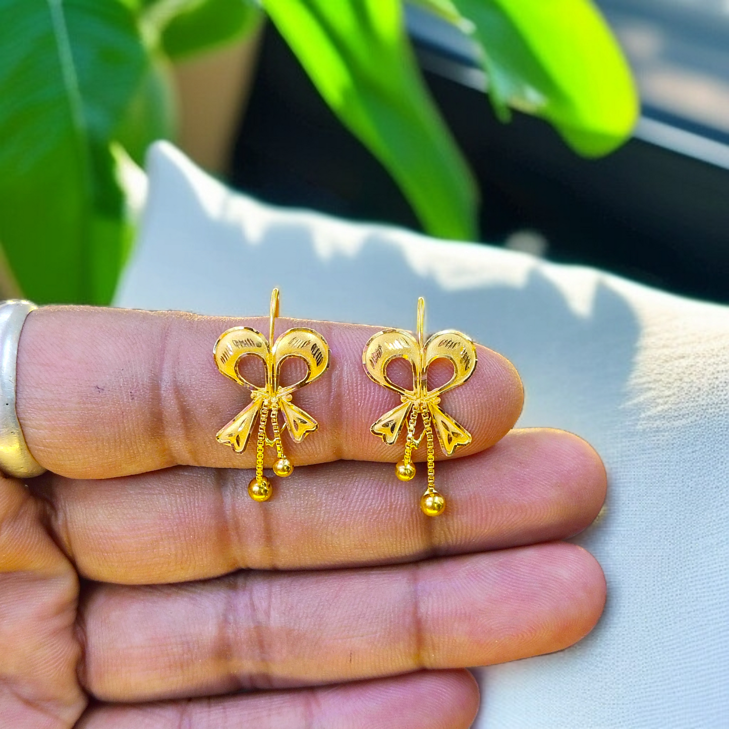RAJLAXMI D- 86VHBG/BLA5P6 WGT: 1.590 GM APPROX HUID HALLMARK 916 22KT GOLD EAR TOPS STUD 1 PAIR FOR REGULAR USE.