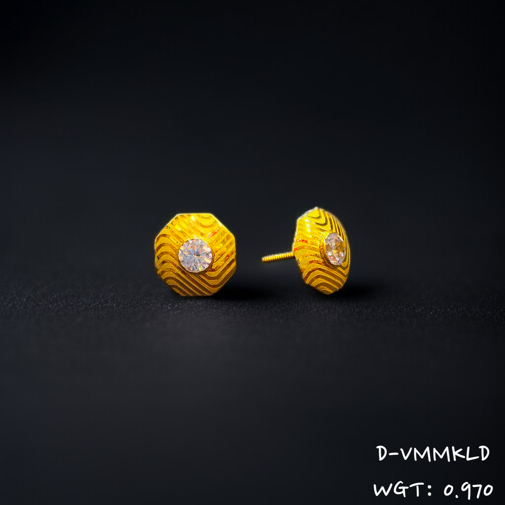 (GSE18) RAJLAXMI D- VMMKLD (WGT: 0.970 GM APPROX) HALLMARK 18KT GOLD EAR TOPS STUD 1 PAIR FOR REGULAR USE.