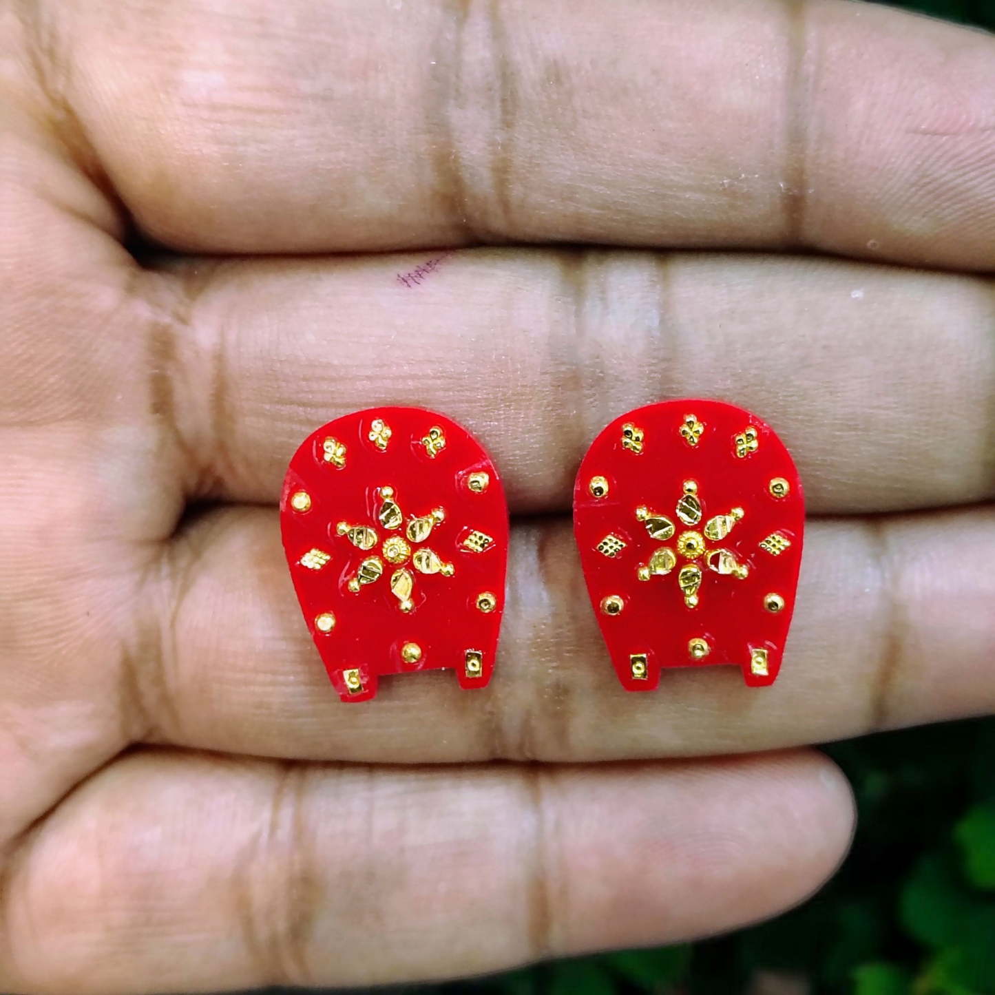 TRJ WGT: 0.400 GM APPROX HUID HALLMARK 22KT GOLD POLA TOPS 1 PAIR FOR WOMEN.